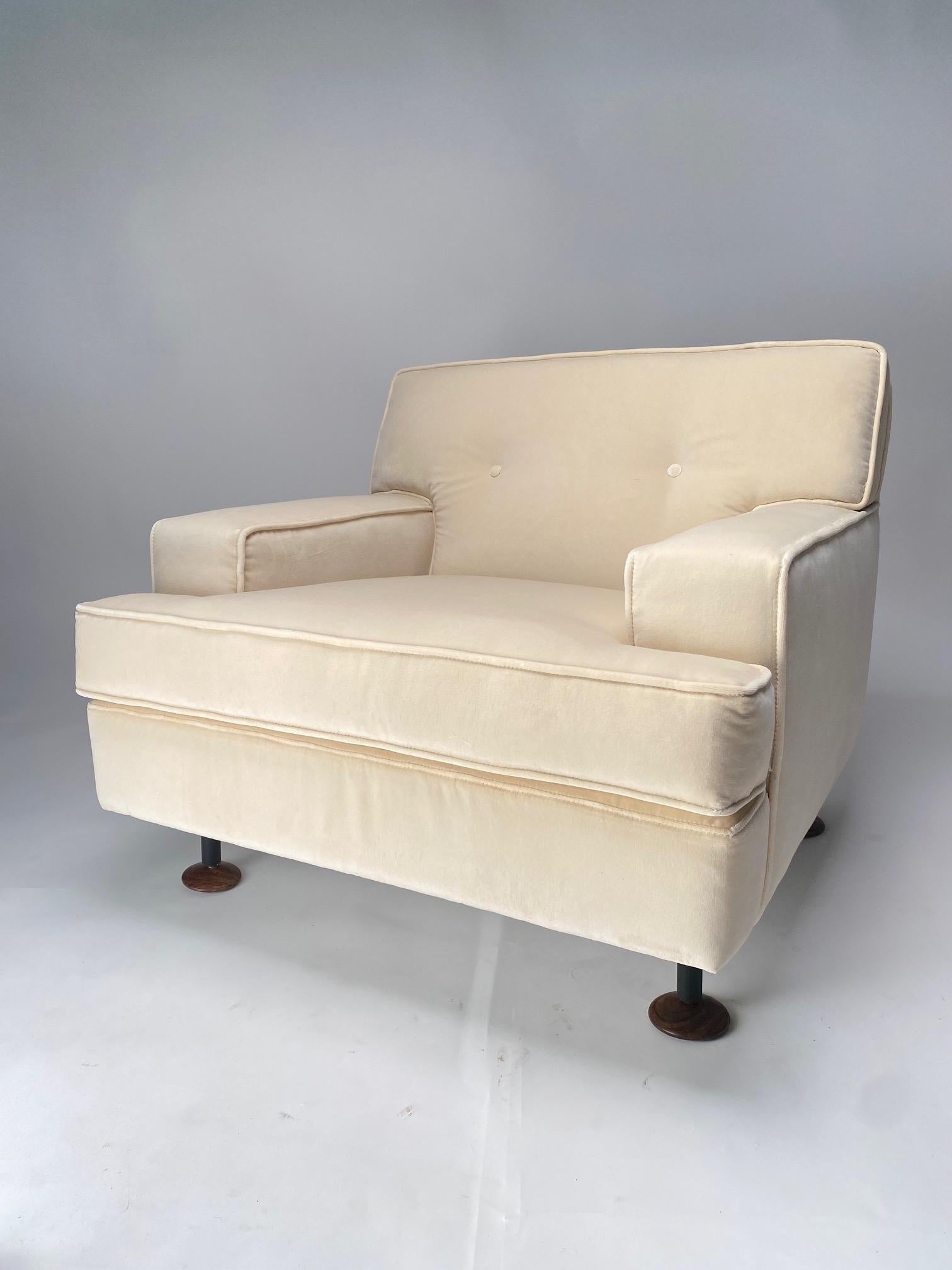 Magnifique paire de fauteuils conçue par l'architecte et designer italien Marco Zanuso pour Arflex. Les chaises sont en excellent état et ont été récemment retapissées en velours blanc. 

Production d'Arfllex en 1962.  Bibliographie : Giuliana