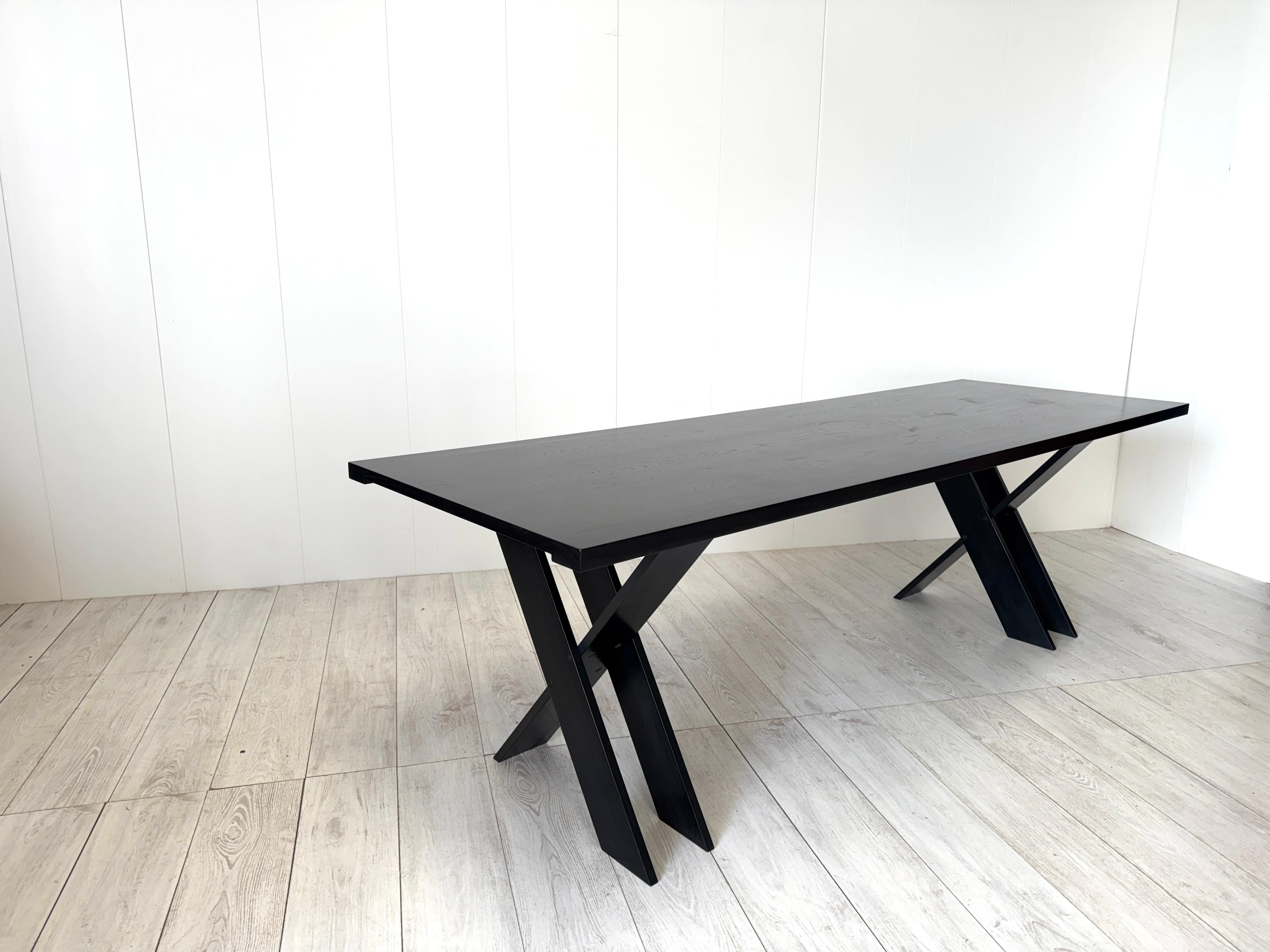 Tavolo in legno di noce modello TL 58 disegnato da Marco Zanuso per Poggi  Italia nel 1974.
Bibl: Giuliana Gramigna Repertorio del Design Italiano1950-2000 Allemandi 2011 pag. 224

Alcuni segni dovuti all'uso sul piano