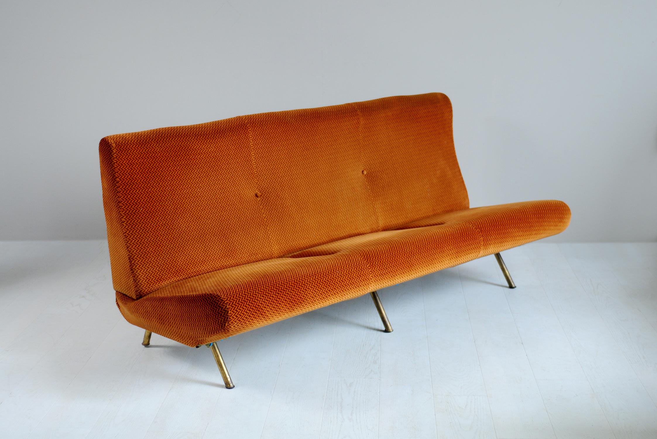 Set consisting of a 3-seat Triennale sofa and two lady armchairs created by Marco Zanuso for Arflex, Italy, 1951.
Upholstered in orange-red velvet with a chevron pattern, this set is in a remarkably fresh state.
Sofa dimensions: Length 182 cm /