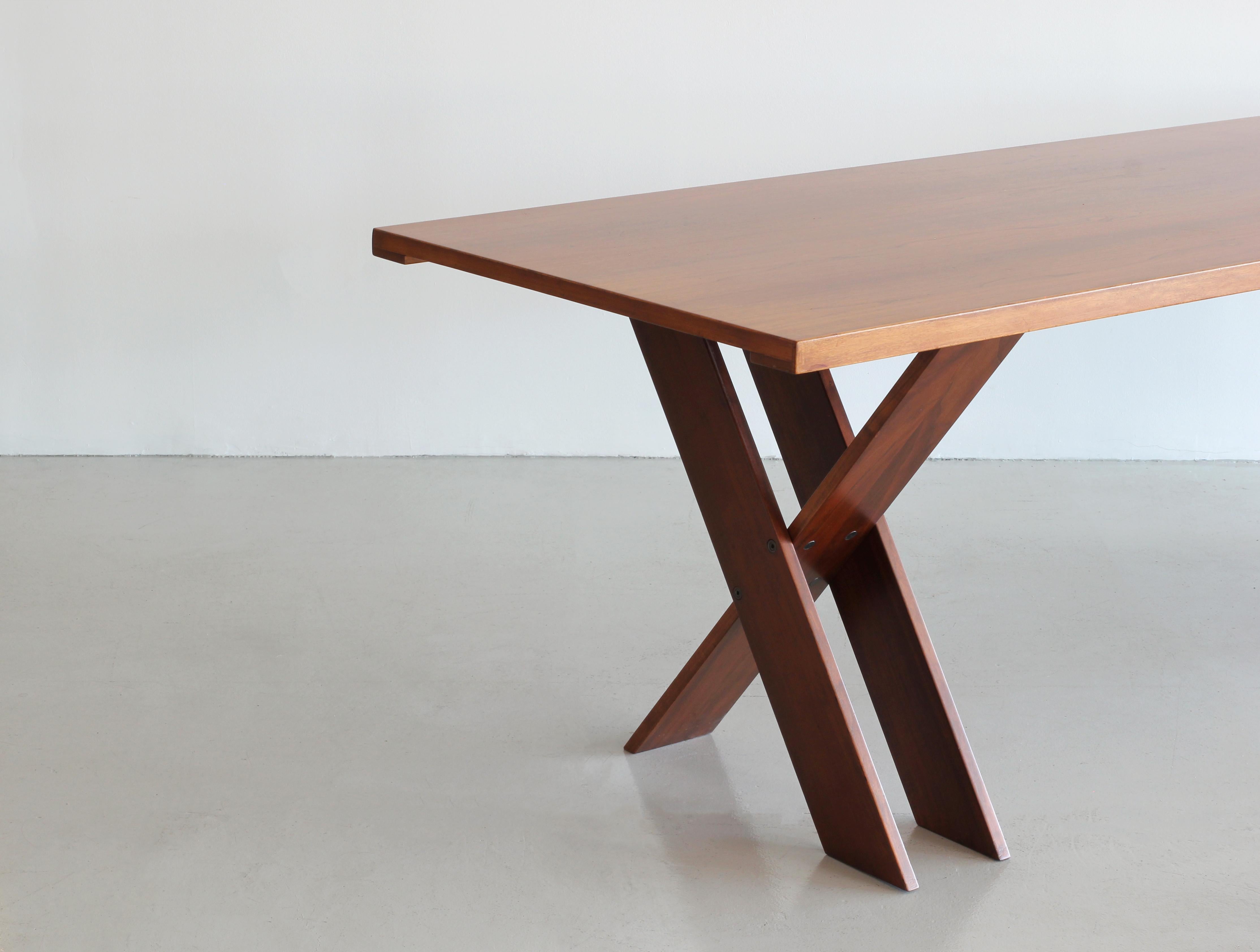 Incredible double X-base Marco Zanuso dining table in walnut wood for Poggi, circa 1970.