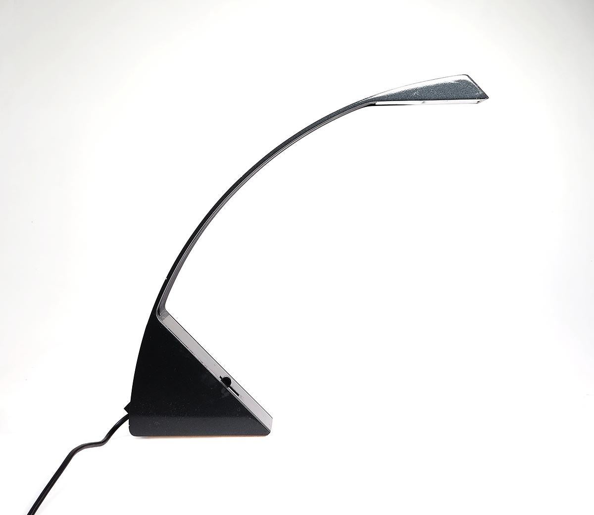 Lampe de table minimaliste produite par Cil Roma à la fin des années 1970, Italie
Magnifique classique au design moderniste conçu par Marco Zotta.

La lampe a un boîtier en aluminium et est revêtue d'anthracite foncé

et dispose d'une lampe halogène