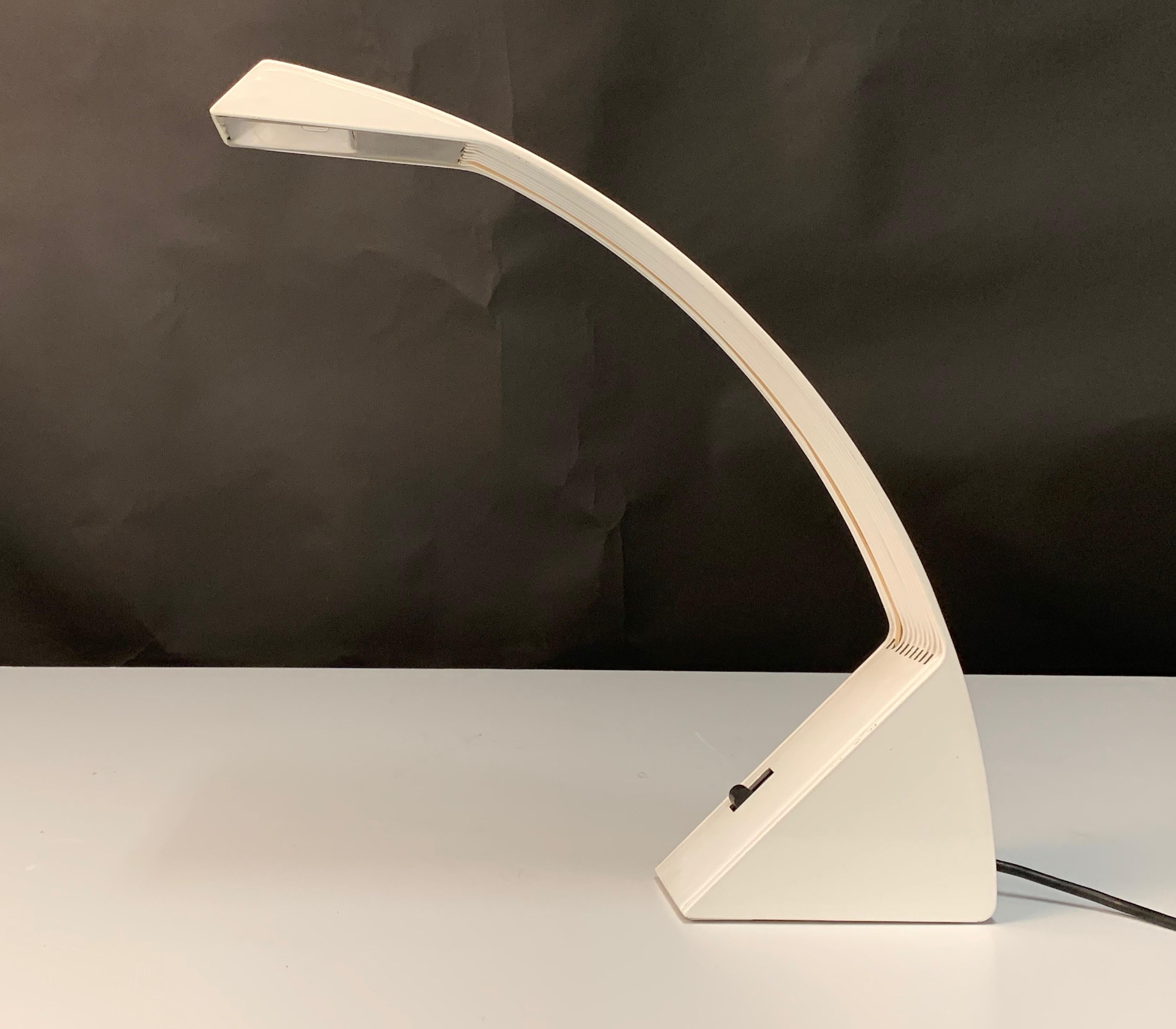 Minimalistische italienische Arcobaleno Halogen-Tischlampe von Marco Zotta für Cil Roma, Arcobaleno, 1979 (Moderne der Mitte des Jahrhunderts) im Angebot