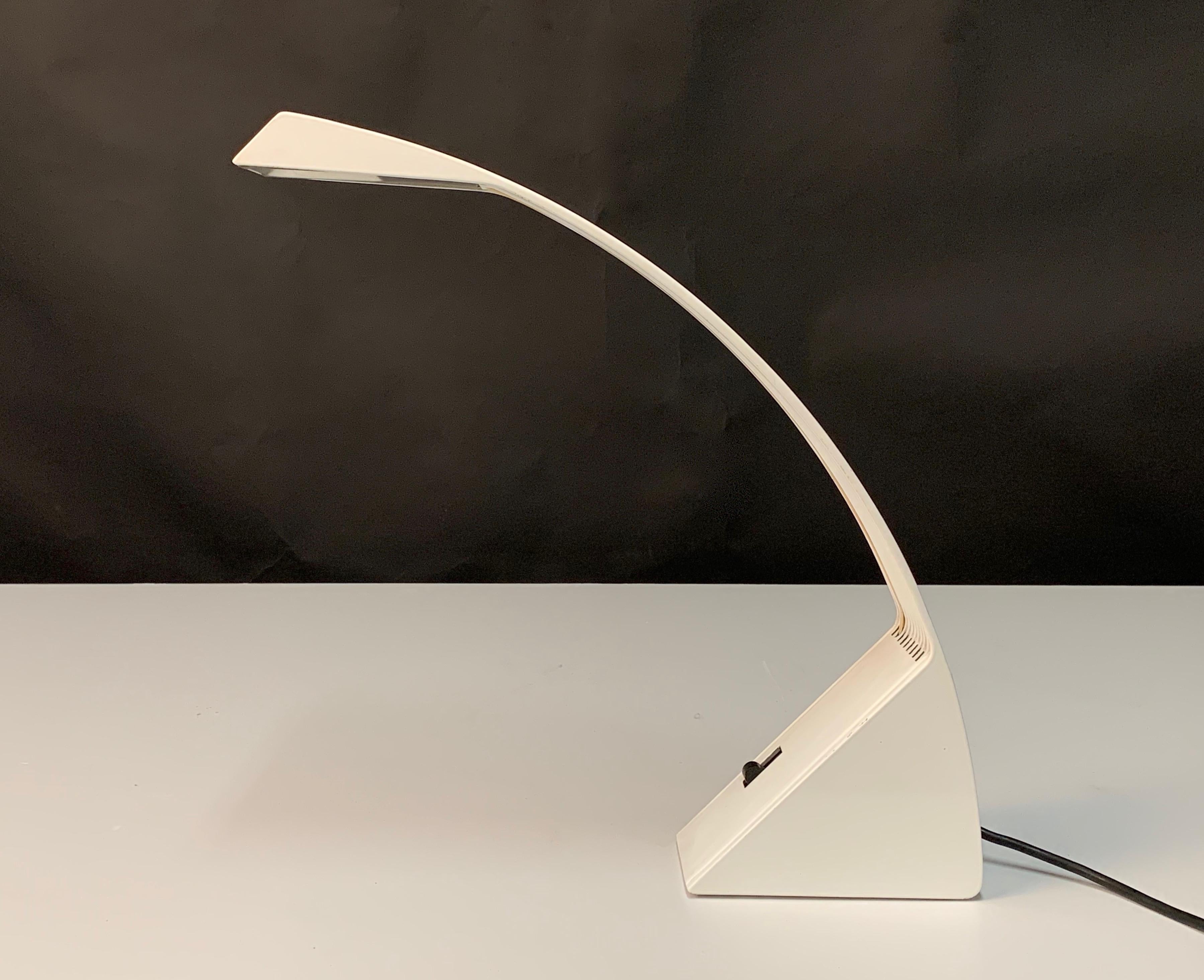 Minimalistische italienische Arcobaleno Halogen-Tischlampe von Marco Zotta für Cil Roma, Arcobaleno, 1979 (Metall) im Angebot