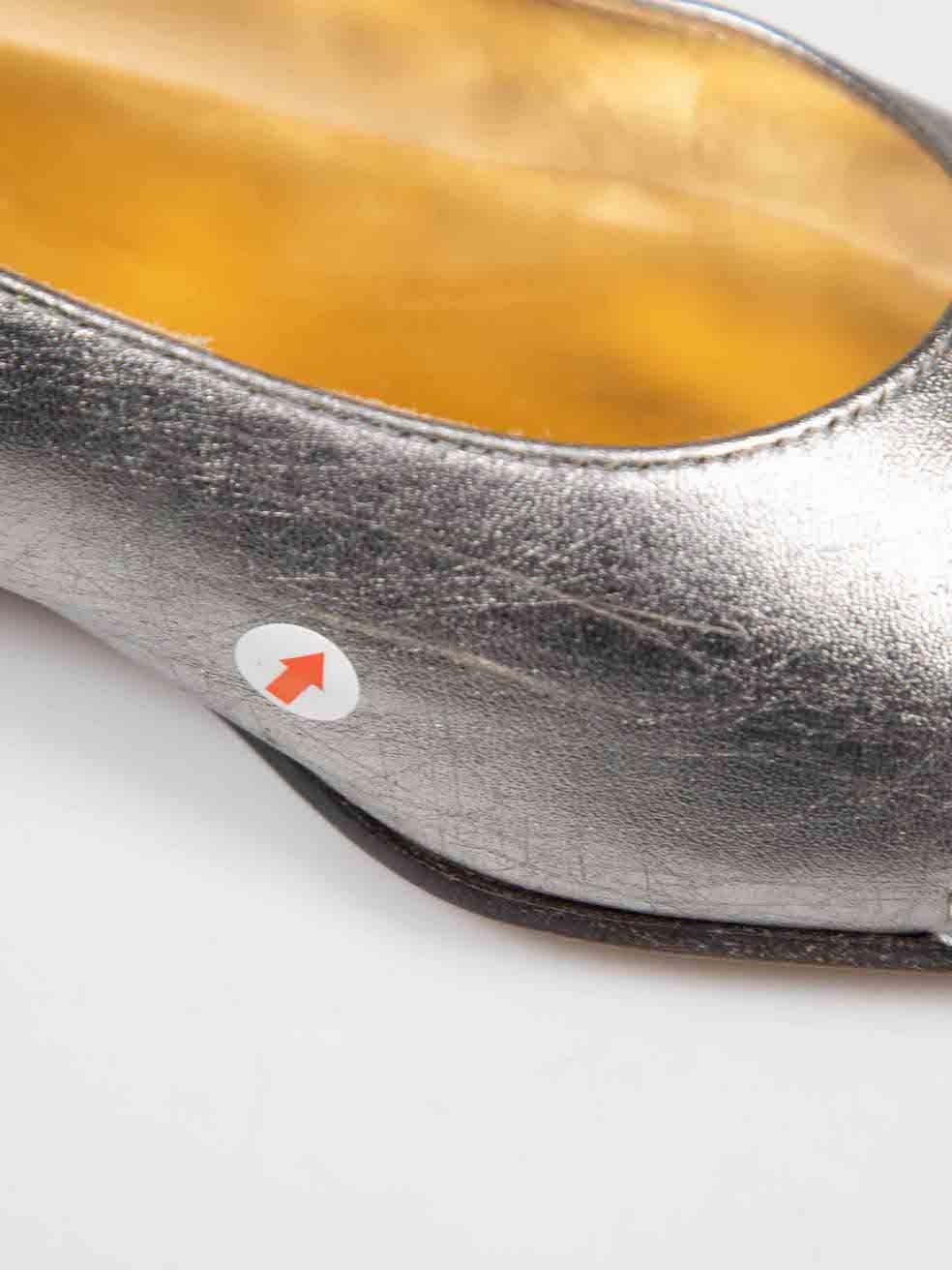MarcoMoreo Silberne Leder-Pumps mit gewebtem Detail Größe IT 37,5 im Angebot 1