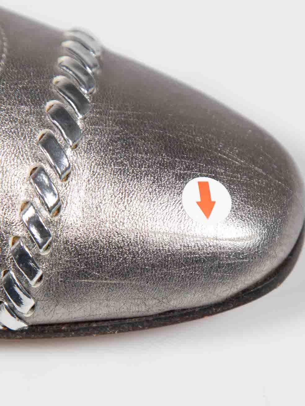 MarcoMoreo Silberne Leder-Pumps mit gewebtem Detail Größe IT 37,5 im Angebot 2