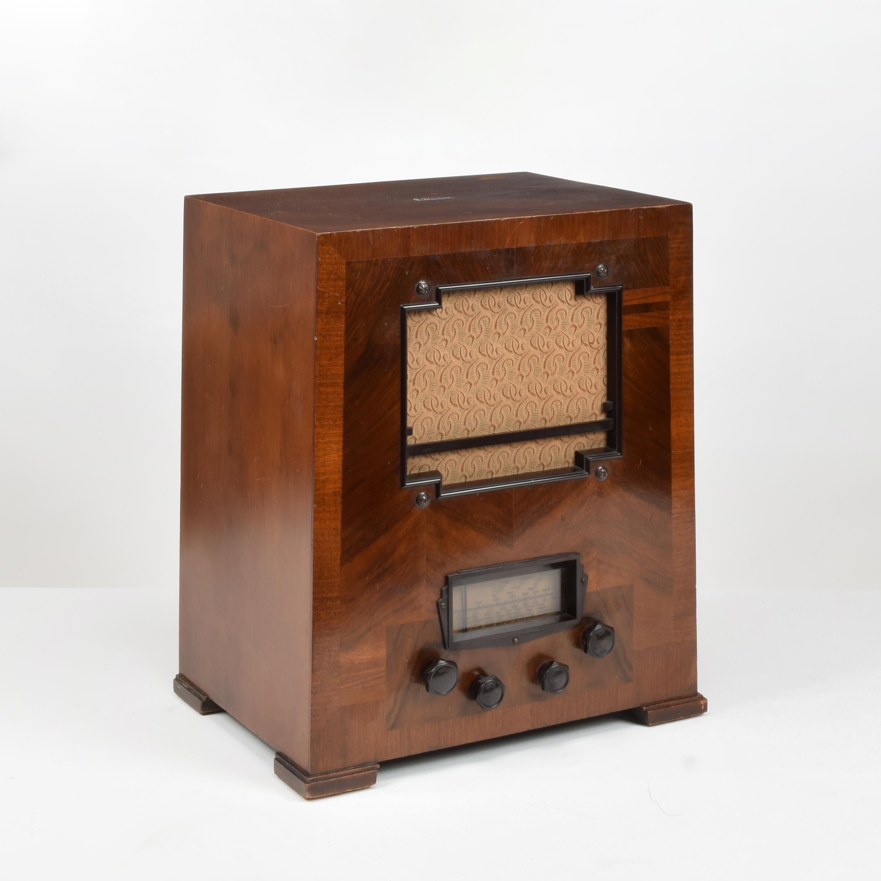 Marconi Co. (Marconiphone)
Modèle 246A ( ?)
Radio sans fil à soupape, produite par Marconi Co. dans les années 1930.

Boîtier en bois avec accessoires en bakélite

Cosmétique : Bon état cosmétique mais avec quelques marques et rayures notables sur