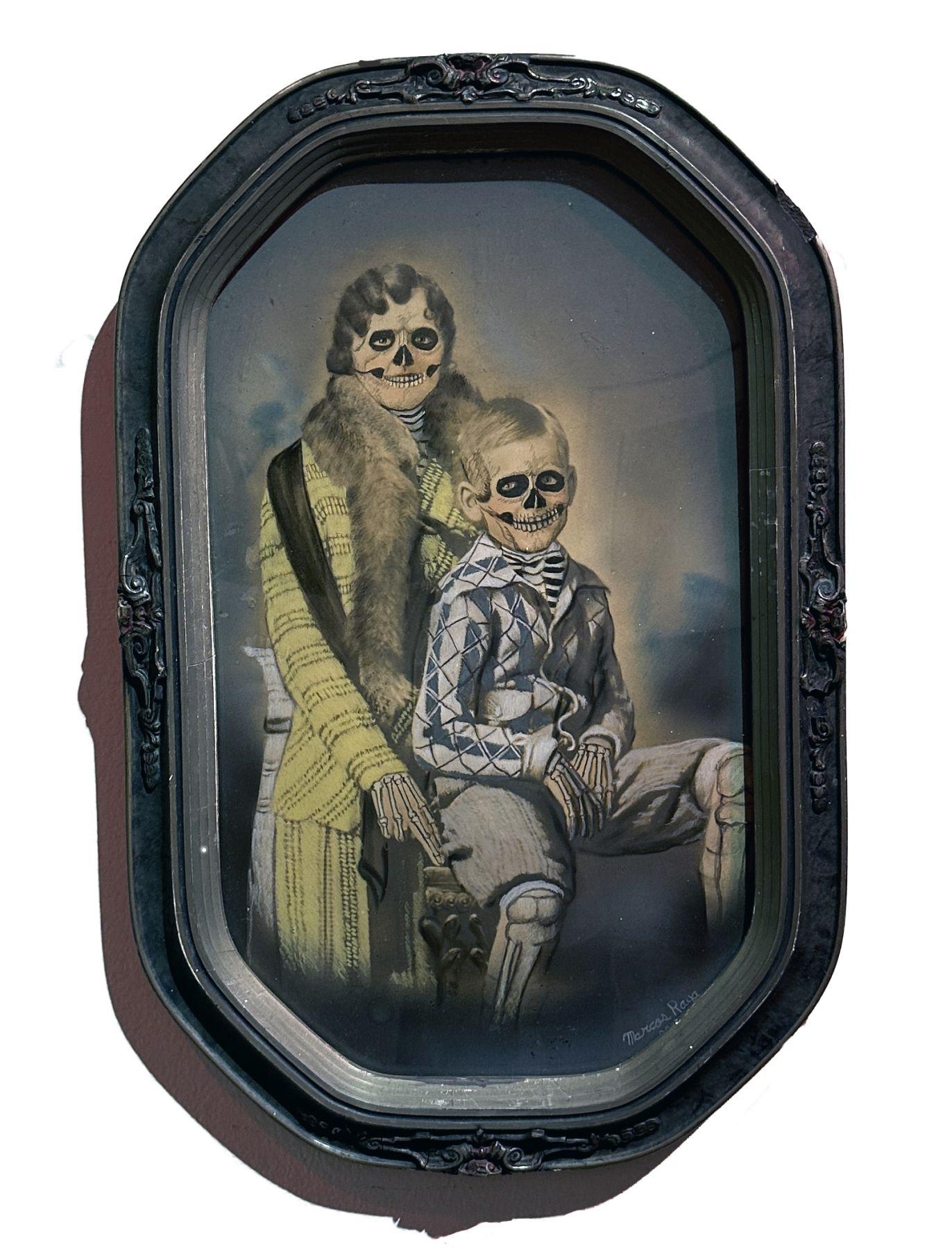 Mère et enfant - Photo ancienne peinte dans un cadre - Mixed Media Art de Marcos Raya