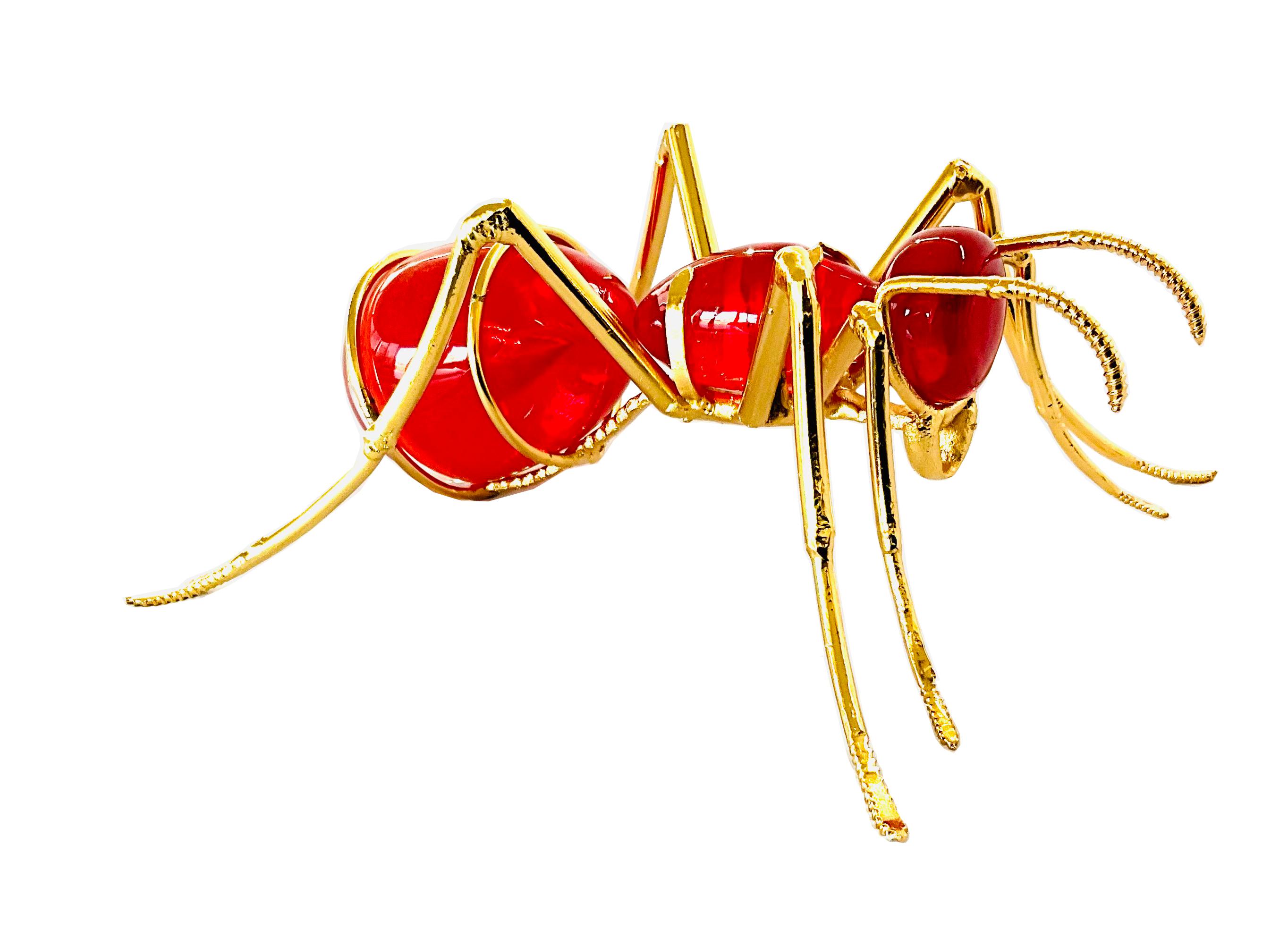 La fourmi, plaqué or et verre rouge

La sculpture de Marcos Romero, représentant une fourmi faite de fer industriel recyclé et de verre soufflé, est une œuvre d'art contemporain fascinante. Romero a créé une pièce qui combine la dureté et la