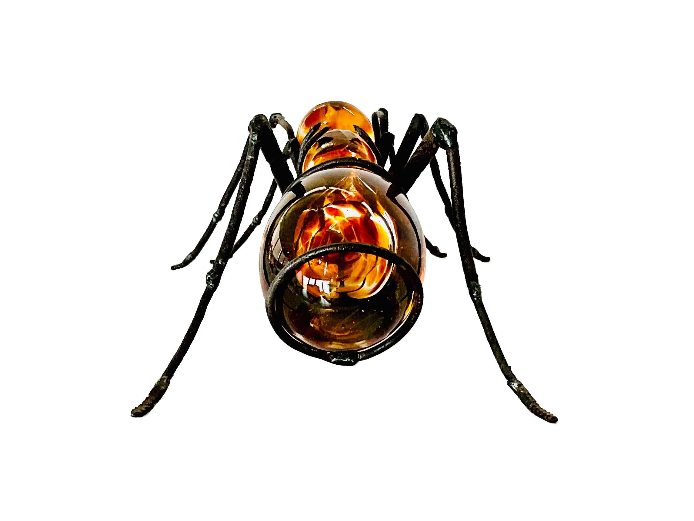 Ant en verre soufflé à la main, pièces en acier recyclé et cristal brun foncé  - Contemporain Sculpture par Marcos Romero Gallardo
