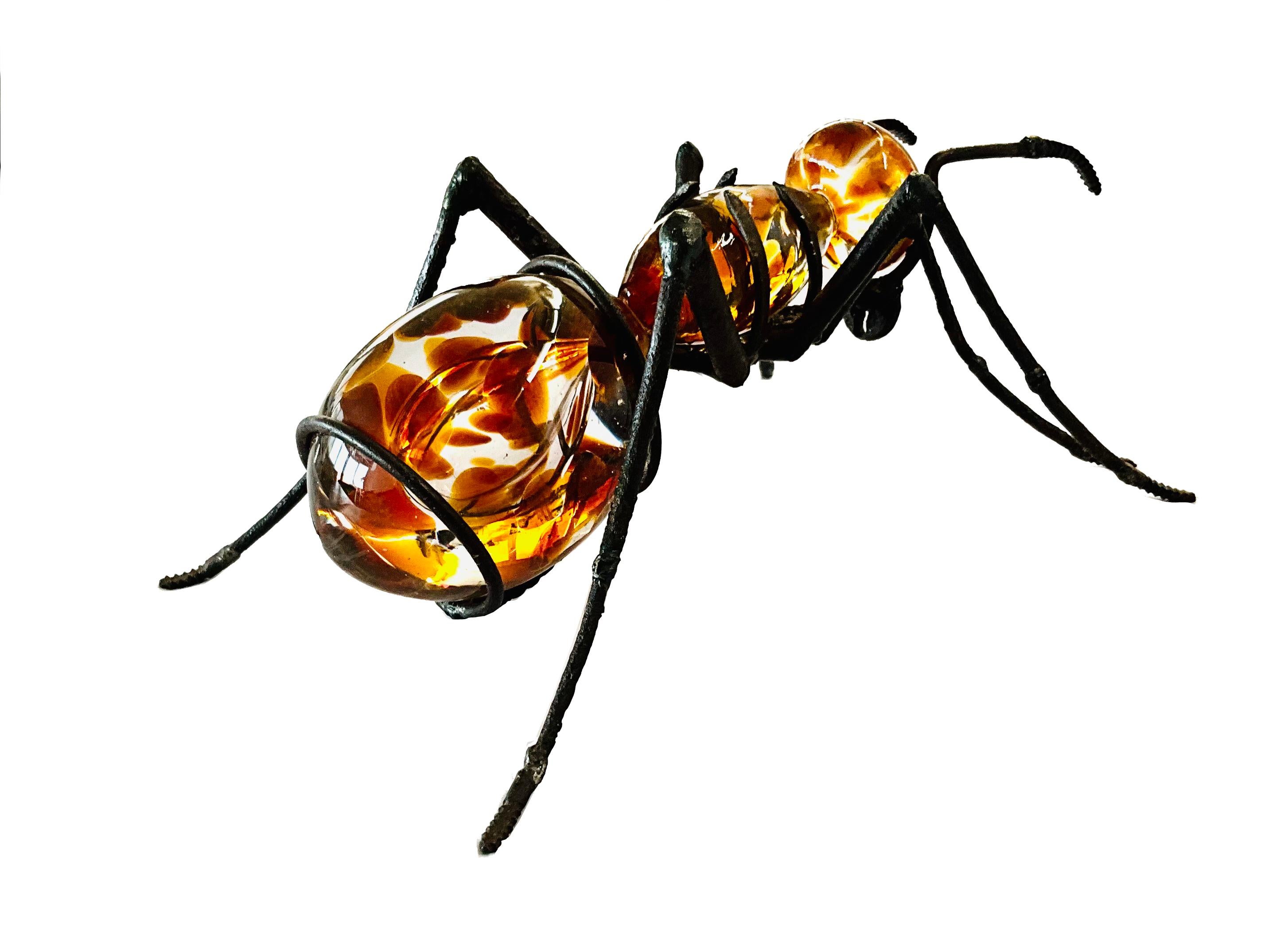Ant en verre soufflé à la main, pièces en acier recyclé et cristal brun foncé  - Noir Figurative Sculpture par Marcos Romero Gallardo