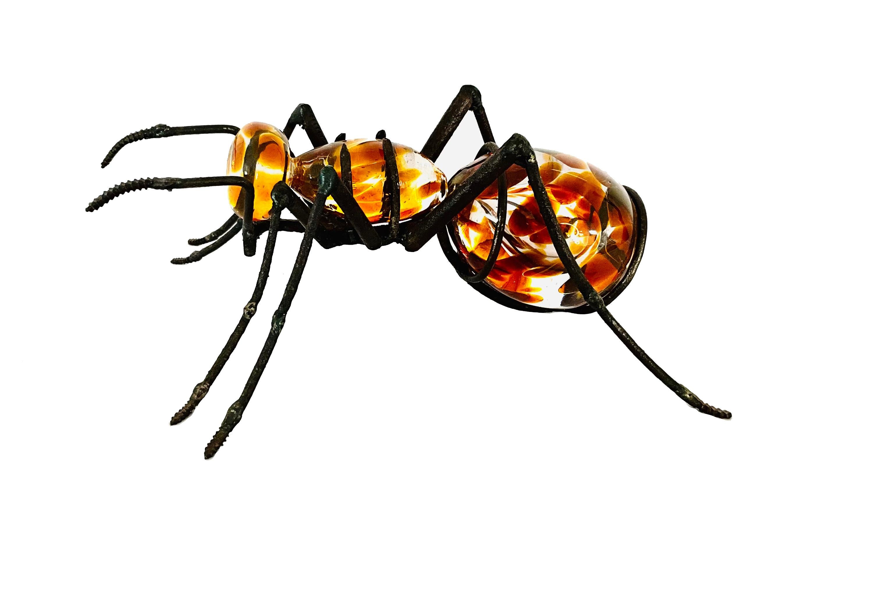 Ant en verre soufflé à la main, pièces en acier recyclé et cristal brun foncé 