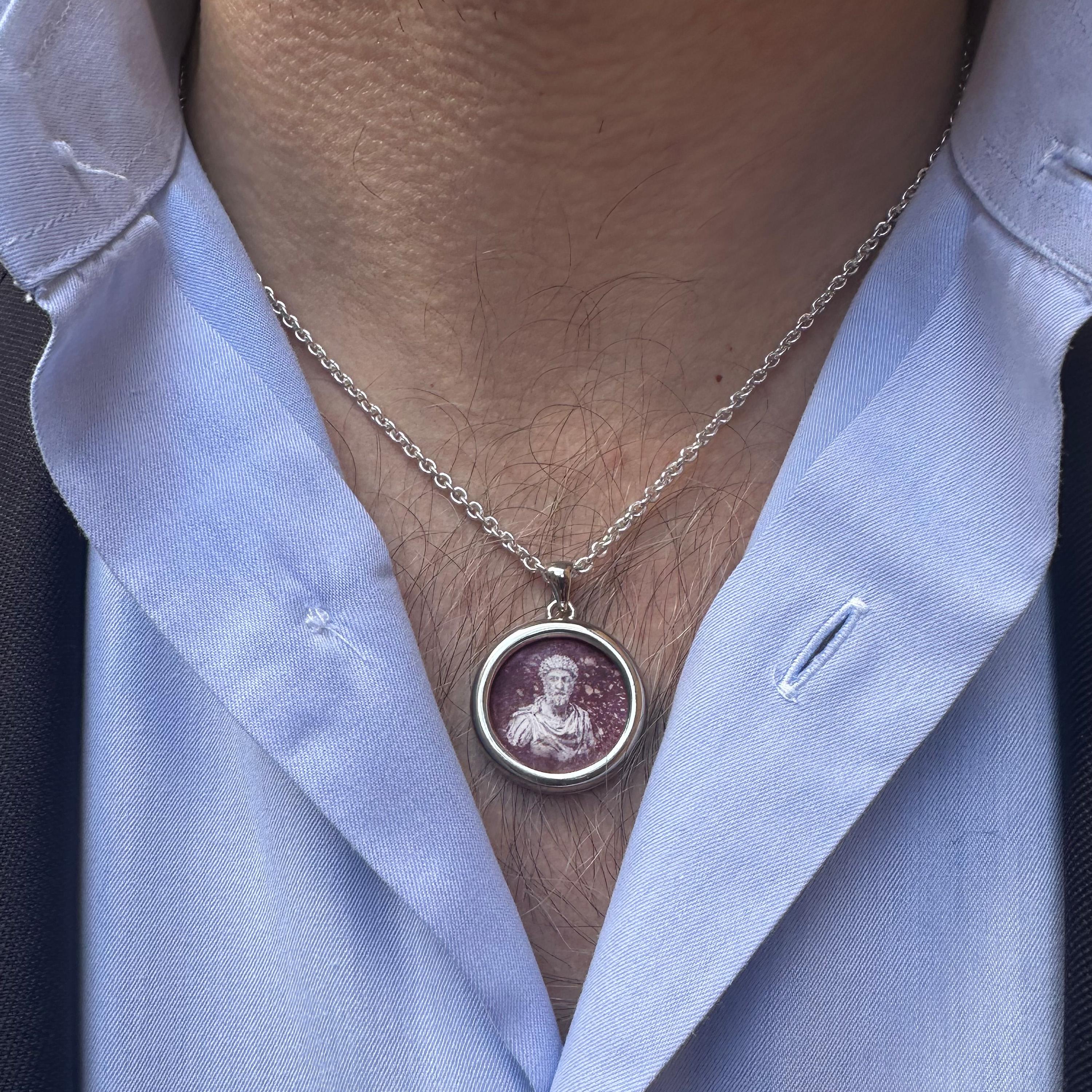 Romano classico Ciondolo in argento 925 MARCUS AURELIUS dipinto a mano su porfido rosso in vendita
