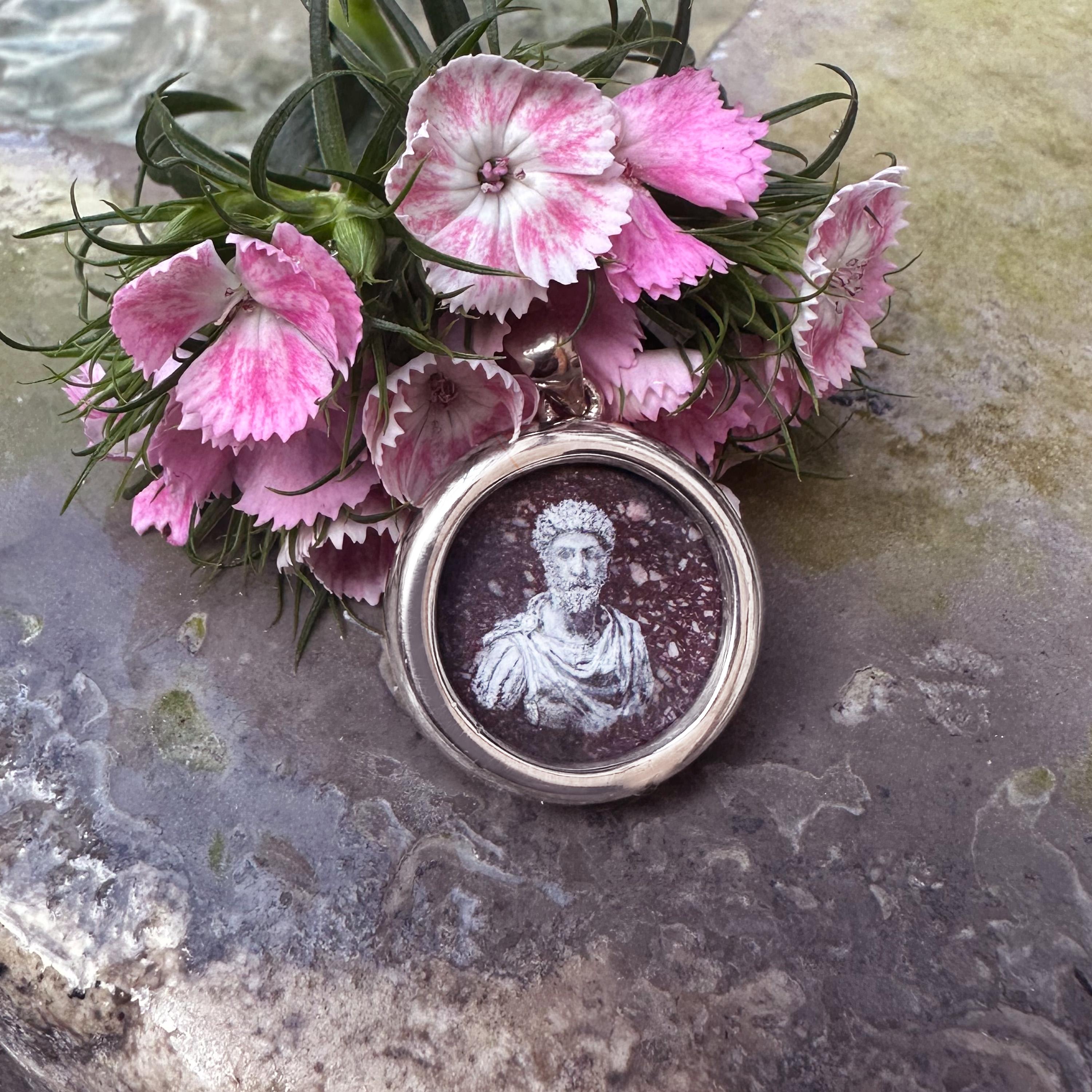Taglio rotondo Ciondolo in argento 925 MARCUS AURELIUS dipinto a mano su porfido rosso in vendita
