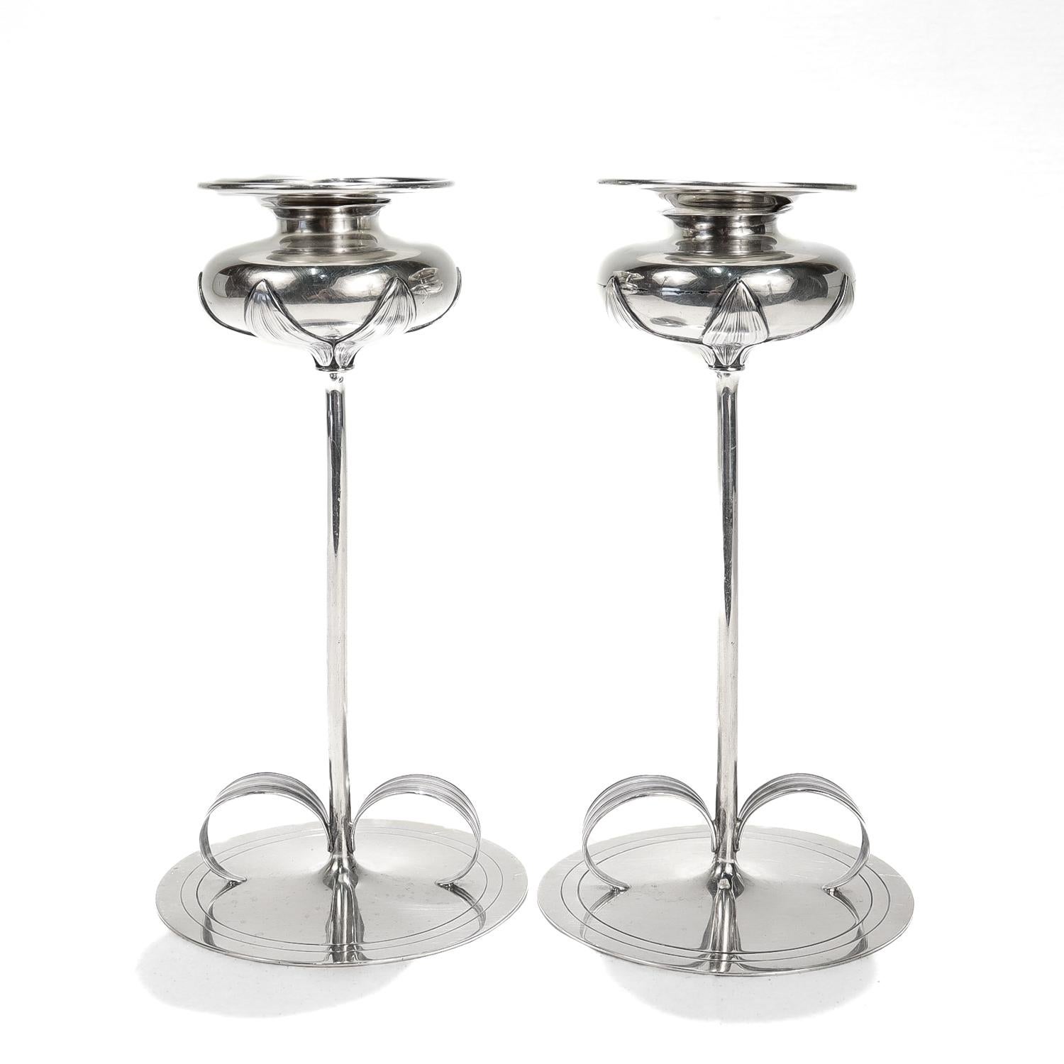 Una bella coppia di candelieri figurati Arts & Crafts.

In argento sterling.

Realizzato da Towle Silversmiths.

Venduto al dettaglio da Marcus & Co. di New York.

A forma di due fiori di tulipano stilizzati con inserti di bobeche e sommità a sfera