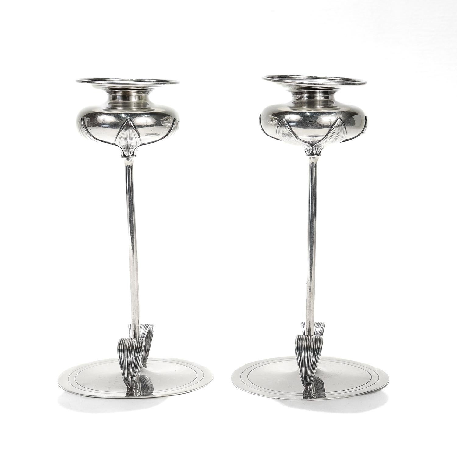 Arts and Crafts Marcus & Co. Coppia di candelabri in argento Sterling con Towle a fiori di tulipani in vendita