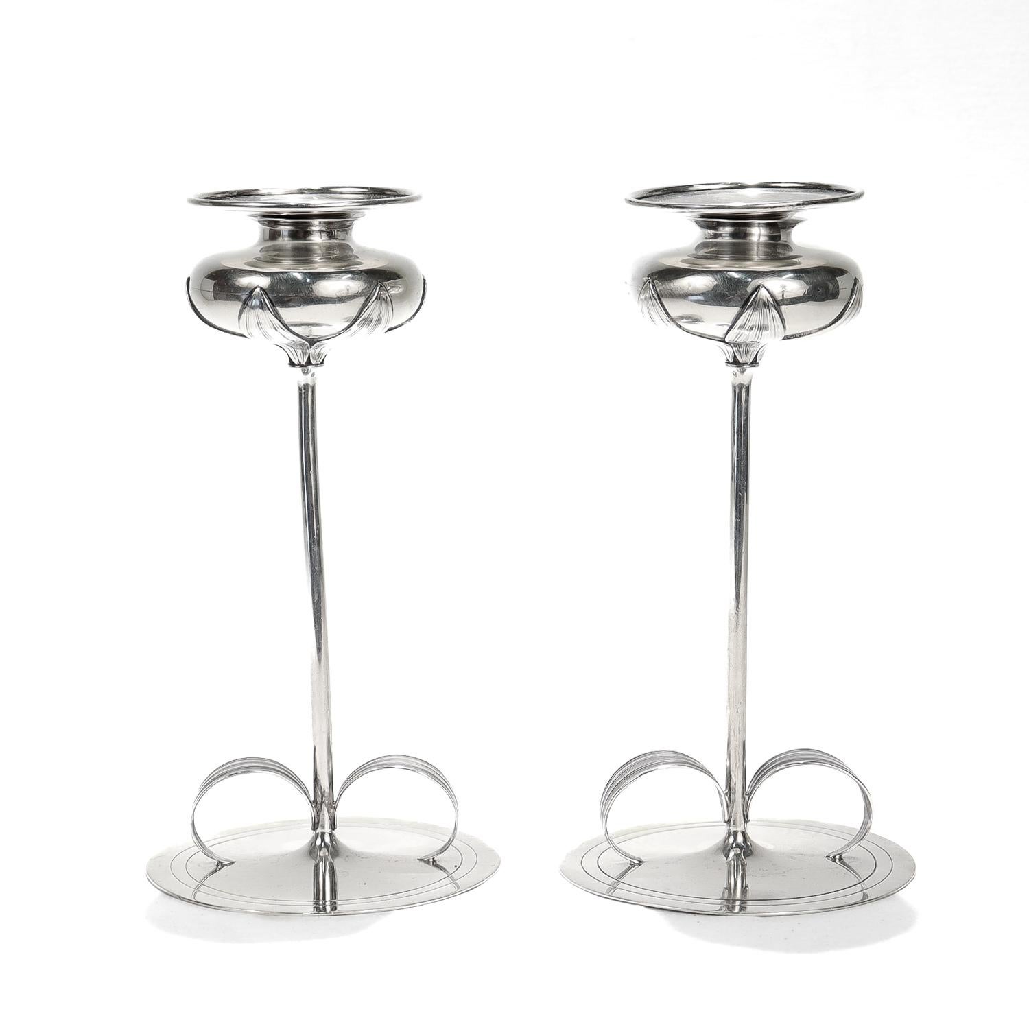Americano Marcus & Co. Coppia di candelabri in argento Sterling con Towle a fiori di tulipani in vendita