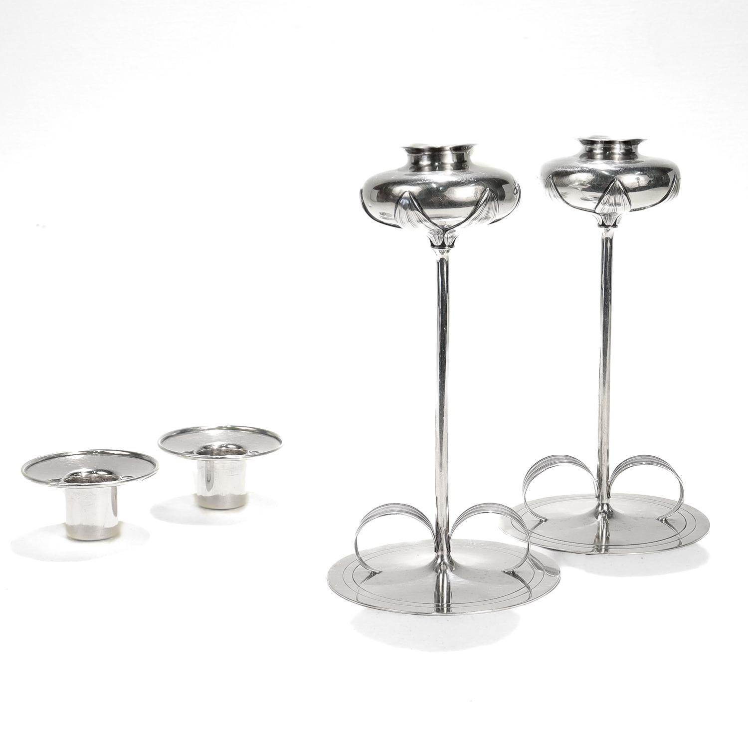 XX secolo Marcus & Co. Coppia di candelabri in argento Sterling con Towle a fiori di tulipani in vendita