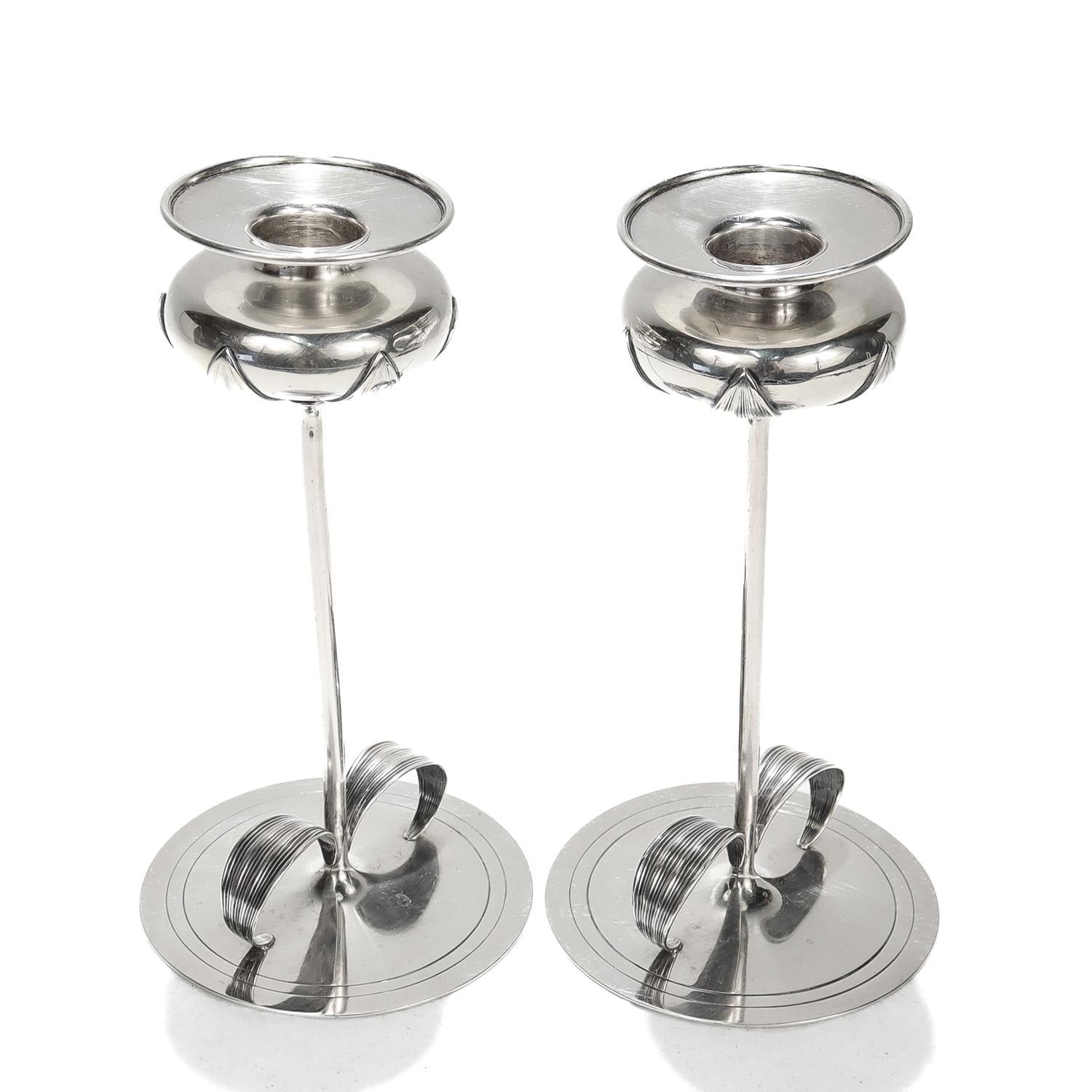Marcus & Co. Coppia di candelabri in argento Sterling con Towle a fiori di tulipani in vendita 2