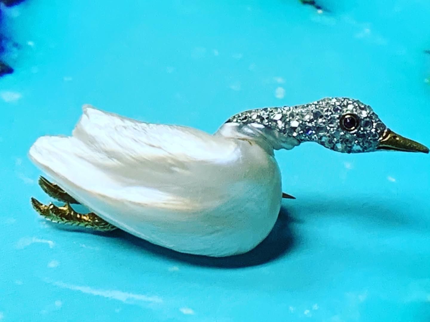 Taille ronde Épingle oiseau Marcus & Co. en or, perles naturelles, rubis et diamants, datant d'environ 1915 en vente
