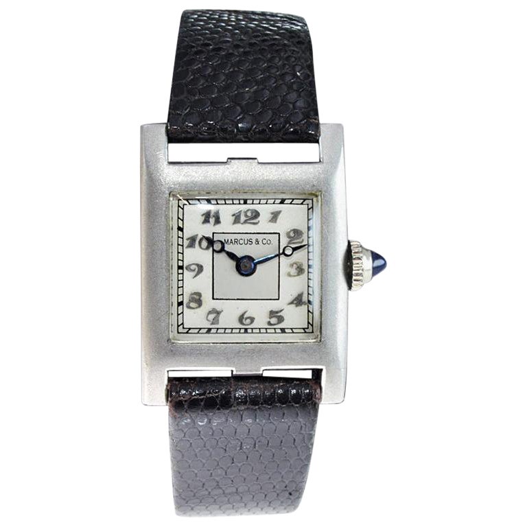Marcus & Co. Damenuhr aus Platin im Kleidstil, ca. 1930er Jahre, handgefertigt im Angebot
