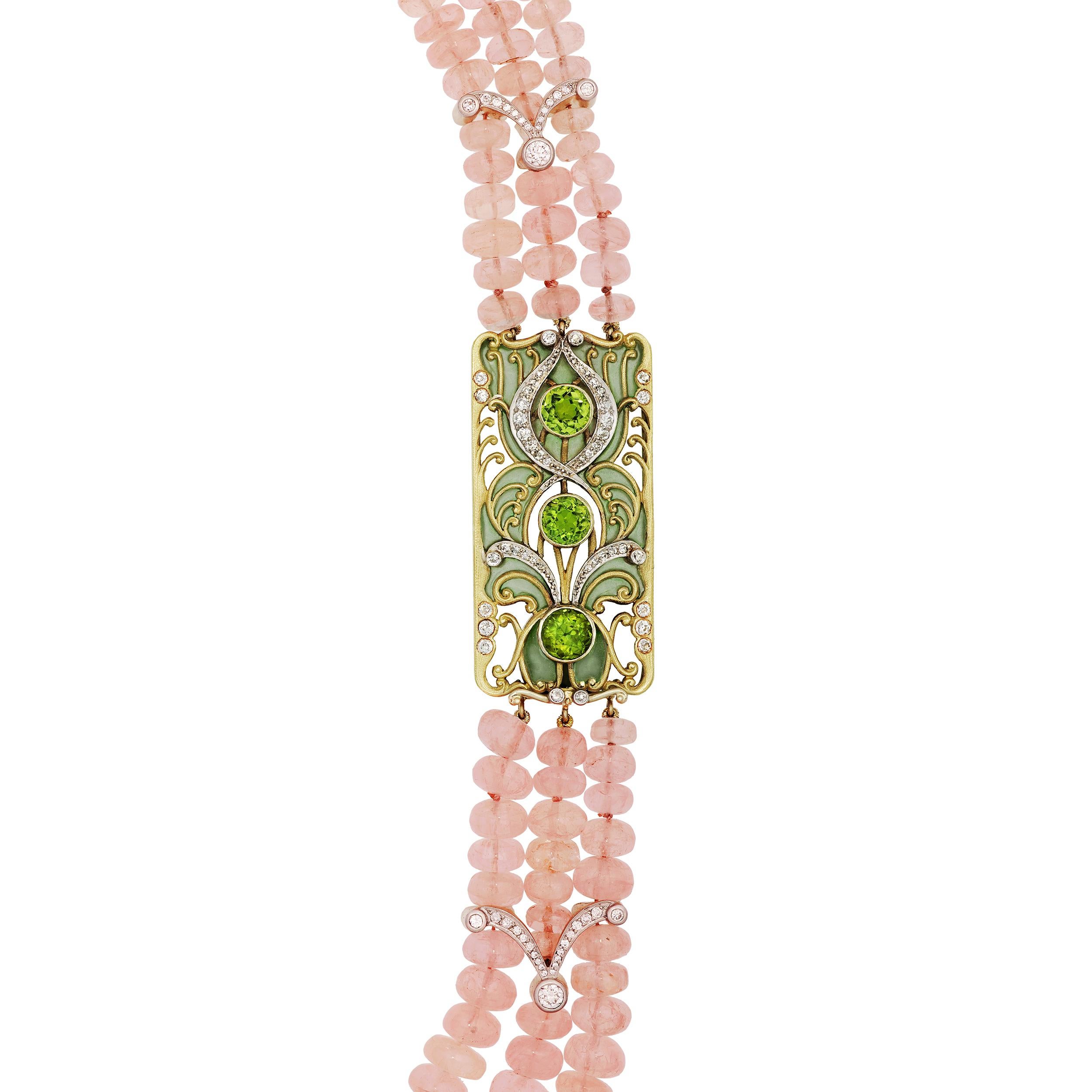 Le point focal de ce collier est également le fermoir avec un cran de sécurité réalisé à partir d'une broche Plique a Jour Art Nouveau créée entre 1900 et 1910.  La broche a été créée avec des boucles d'oreilles assorties qui sont listées