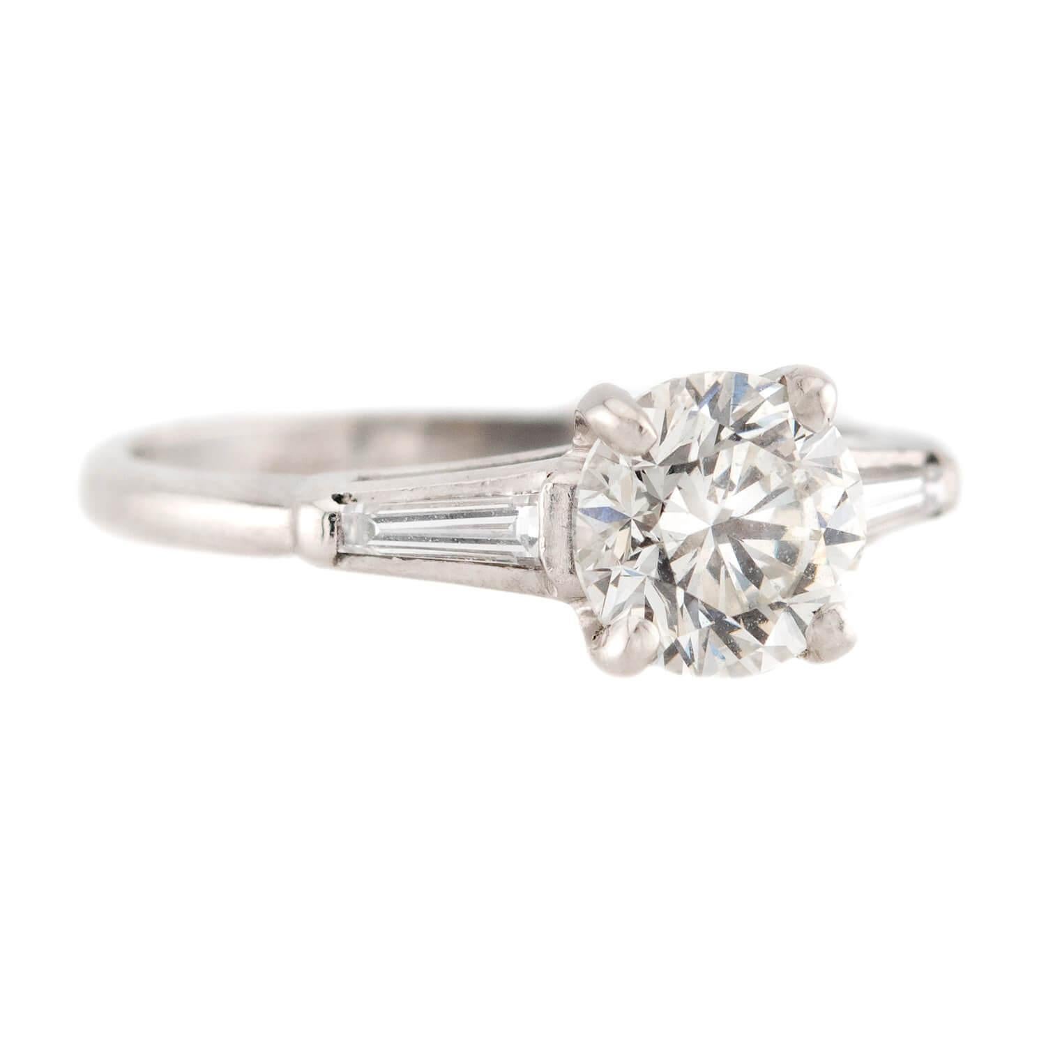 ¡Un impresionante anillo de compromiso de diamantes Marcus & Co. de la época Retro (ca1940s)! Elaborado en platino, este precioso anillo presenta una Antigua Talla Europea engarzada con cuatro puntas. La piedra tiene un peso exacto de 1,01 ct, y