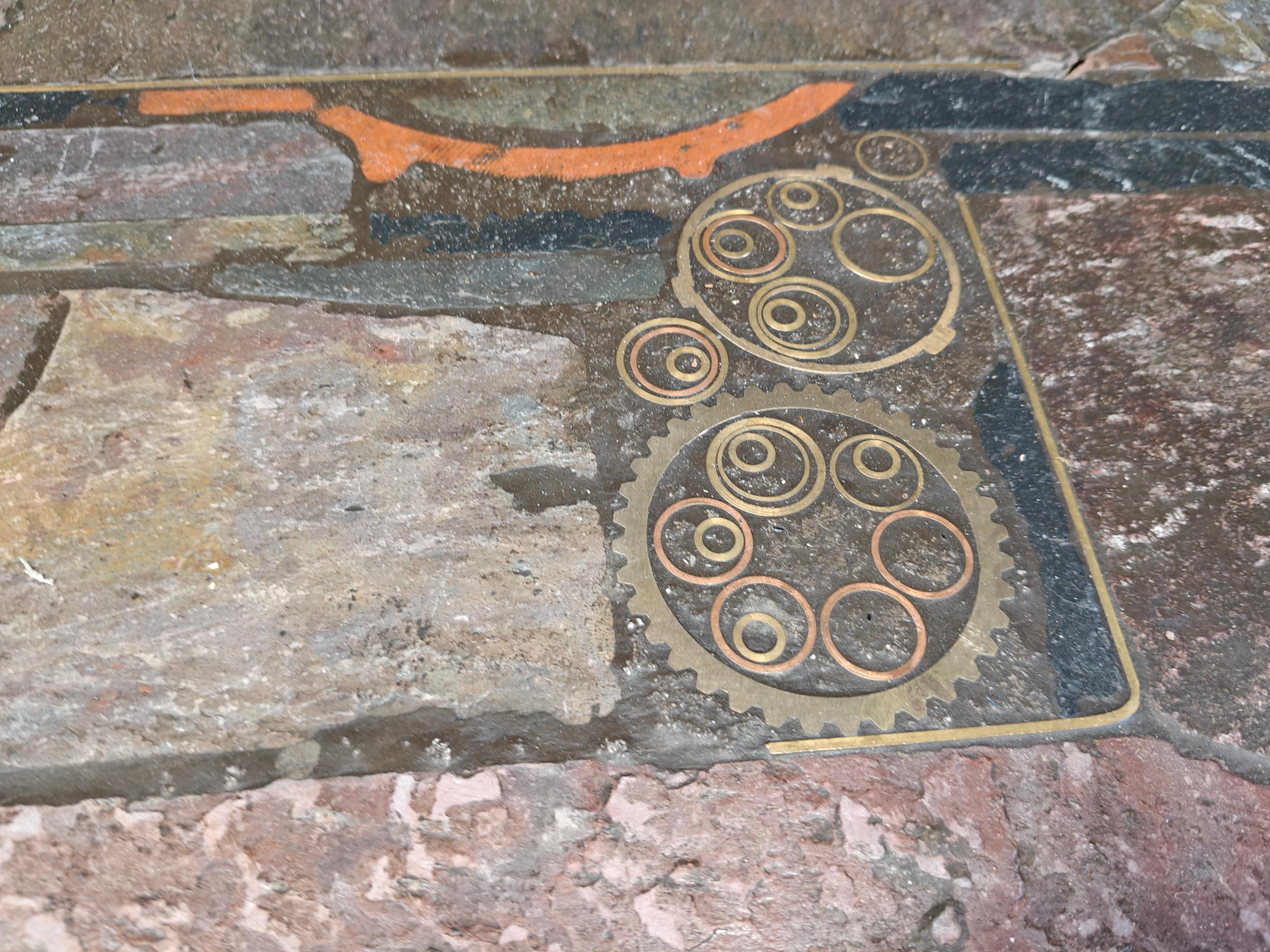 Table basse brutaliste à plateau en ardoise et pierre naturelle avec incrustation de cuivre et de laiton.

Base en bois noir.

La table est signée par Marcus Kingma et datée de 1986.

Bon état.

Années 1980 - Pays-Bas

Hauteur : 50cm
Largeur :