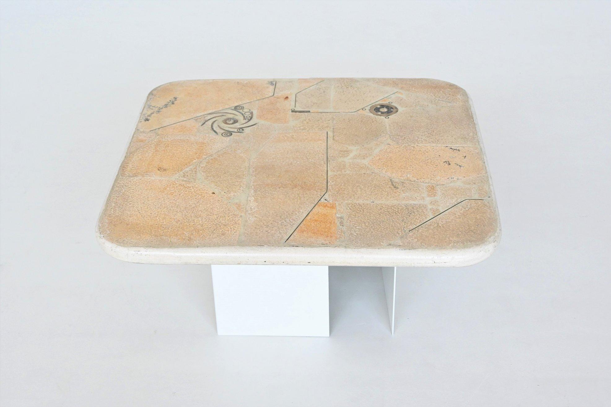 Magnifique table basse de forme carrée conçue et fabriquée par Marcus Kingma, Pays-Bas 1992. Le lourd plateau en béton blanc repose sur une base de deux socles en métal laqué blanc cassé qui peuvent être placés dans plusieurs positions. Une belle