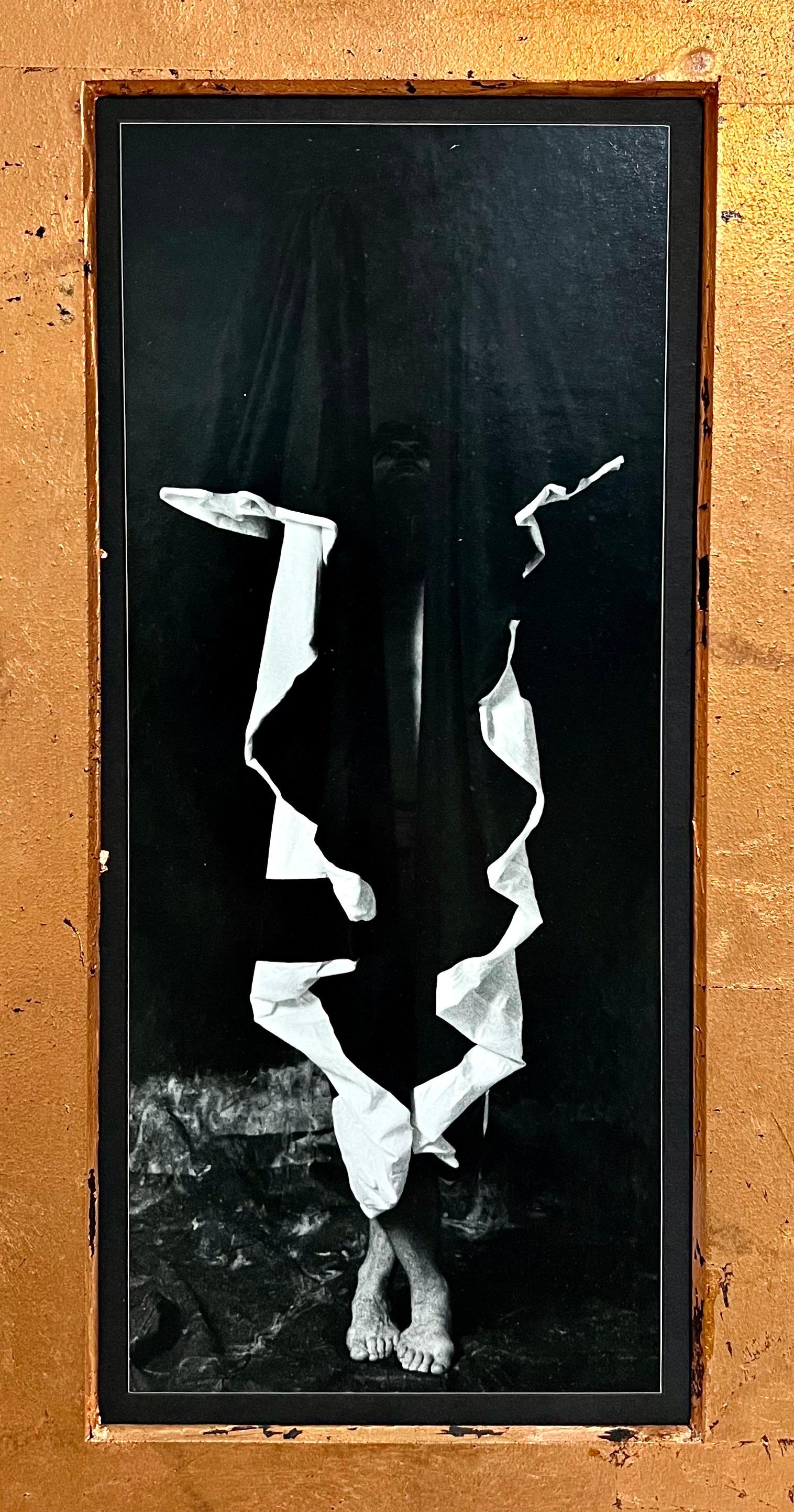 Marcus Leatherdale Black and White Photograph – Vintage-Fotografie mit Silber-Gelatine-Druck Marcus Lederdale, geschwungene Figur