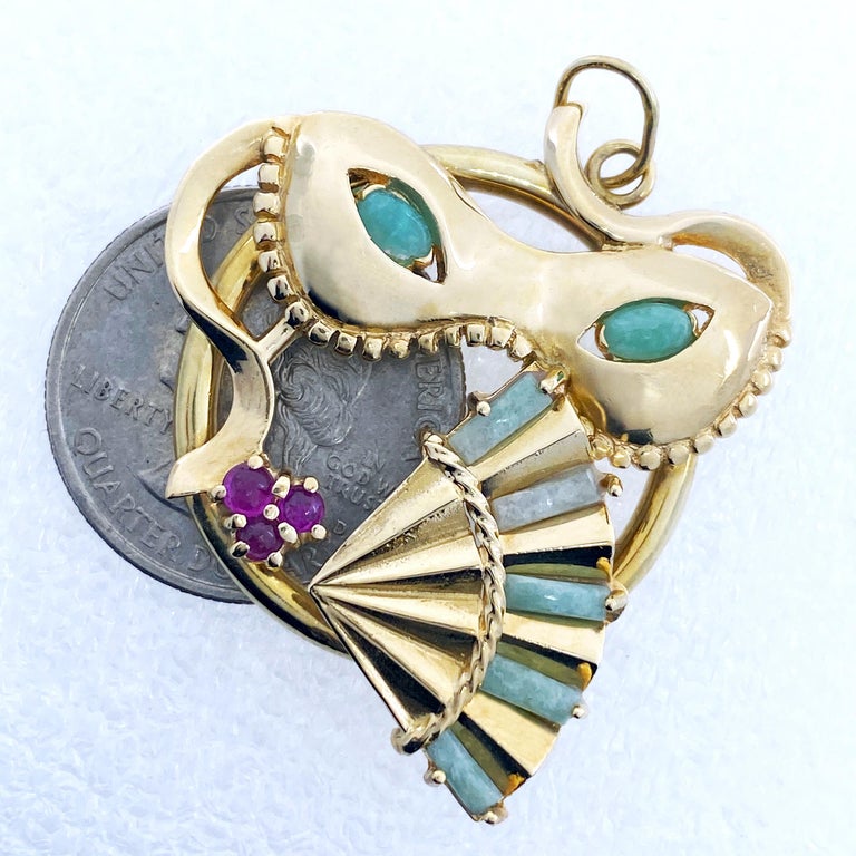 Mardi Gras or Carnaval Mask & Fan Pendant with Rubies in Yellow Gold, Circa 1960 For Sale 1