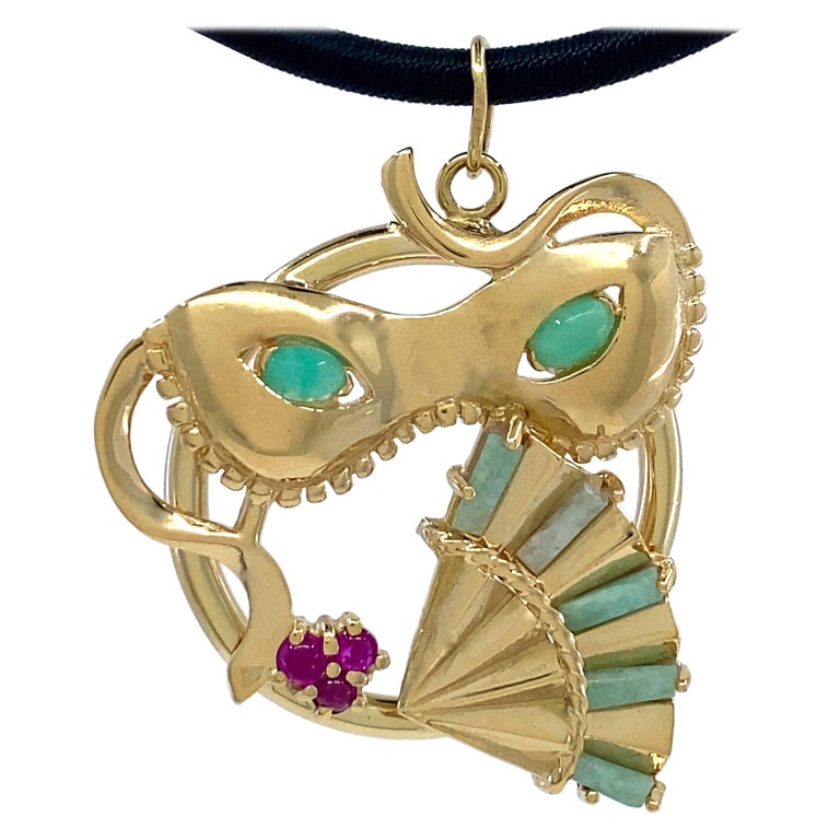 Mardi Gras or Carnaval Mask & Fan Pendant with Rubies in Yellow Gold, Circa 1960 For Sale