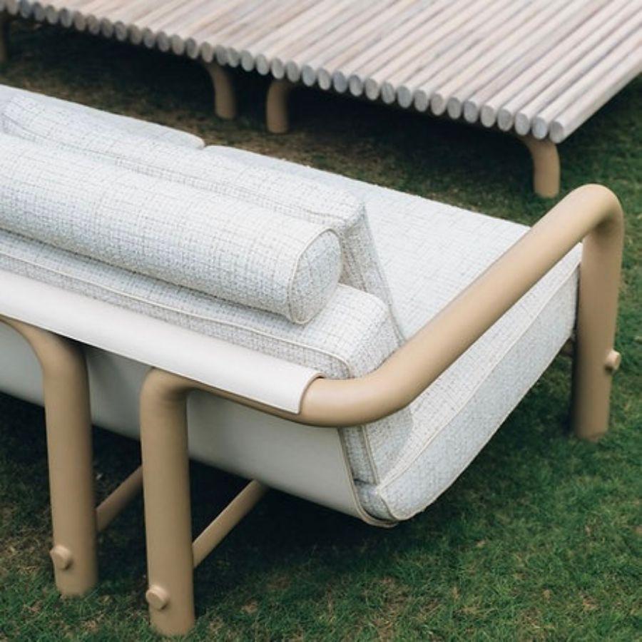The Maré collection was created to deliver a unique experience in both outdoor and indoor environments, evoking the relaxed atmosphere of a beach house while adding an extra layer of sophistication.

The design balances simplicity with the