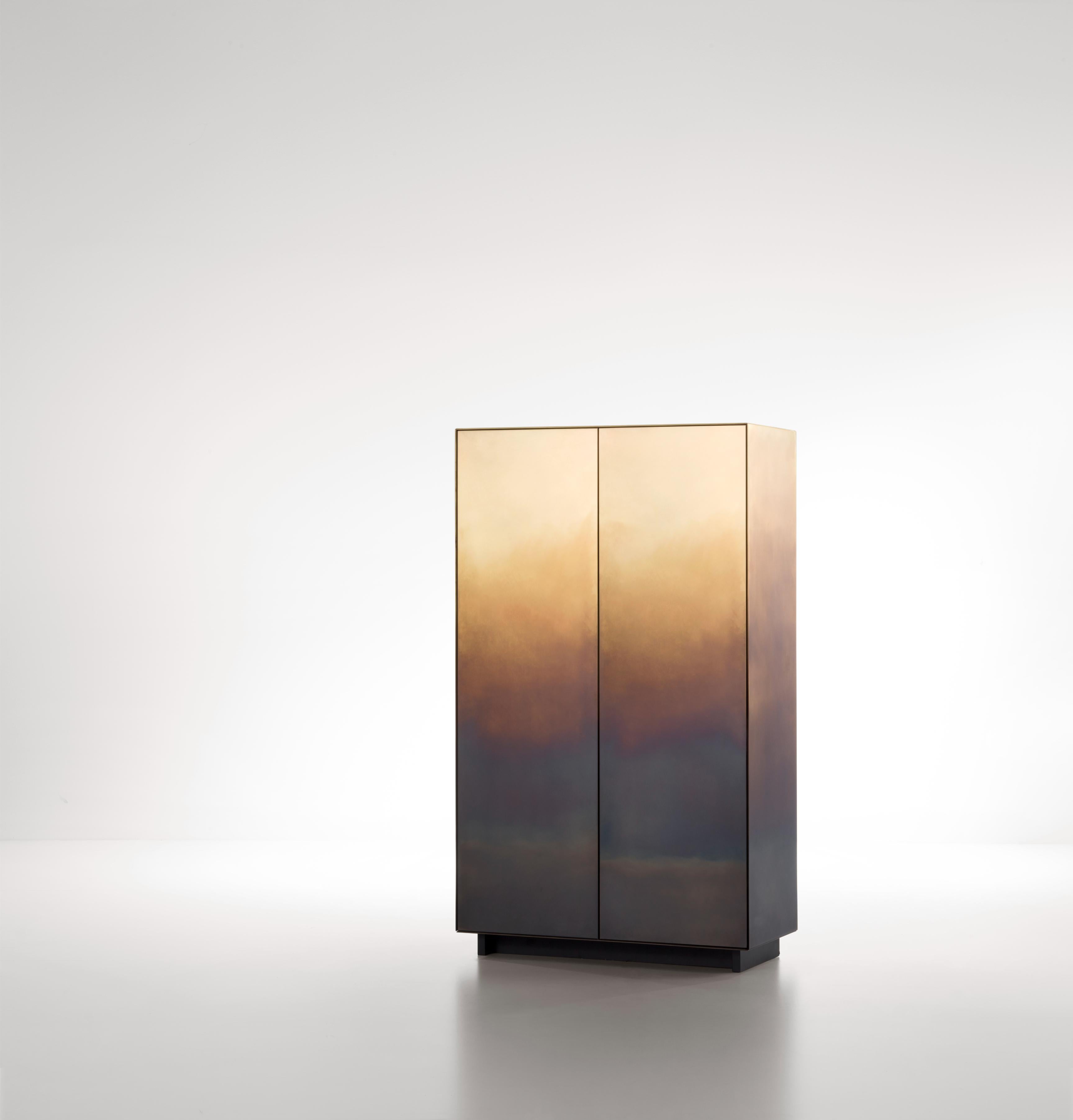 Mobiletto Marea di De Castelli
Dimensioni: L 90 x P 45 x H 155 cm
Materiali: Ottone DeMarea, legno di quercia Titanium Wood
Sono disponibili anche le versioni in acciaio inox e rame. Contattaci per qualsiasi richiesta.

Le tracce del tempo sono