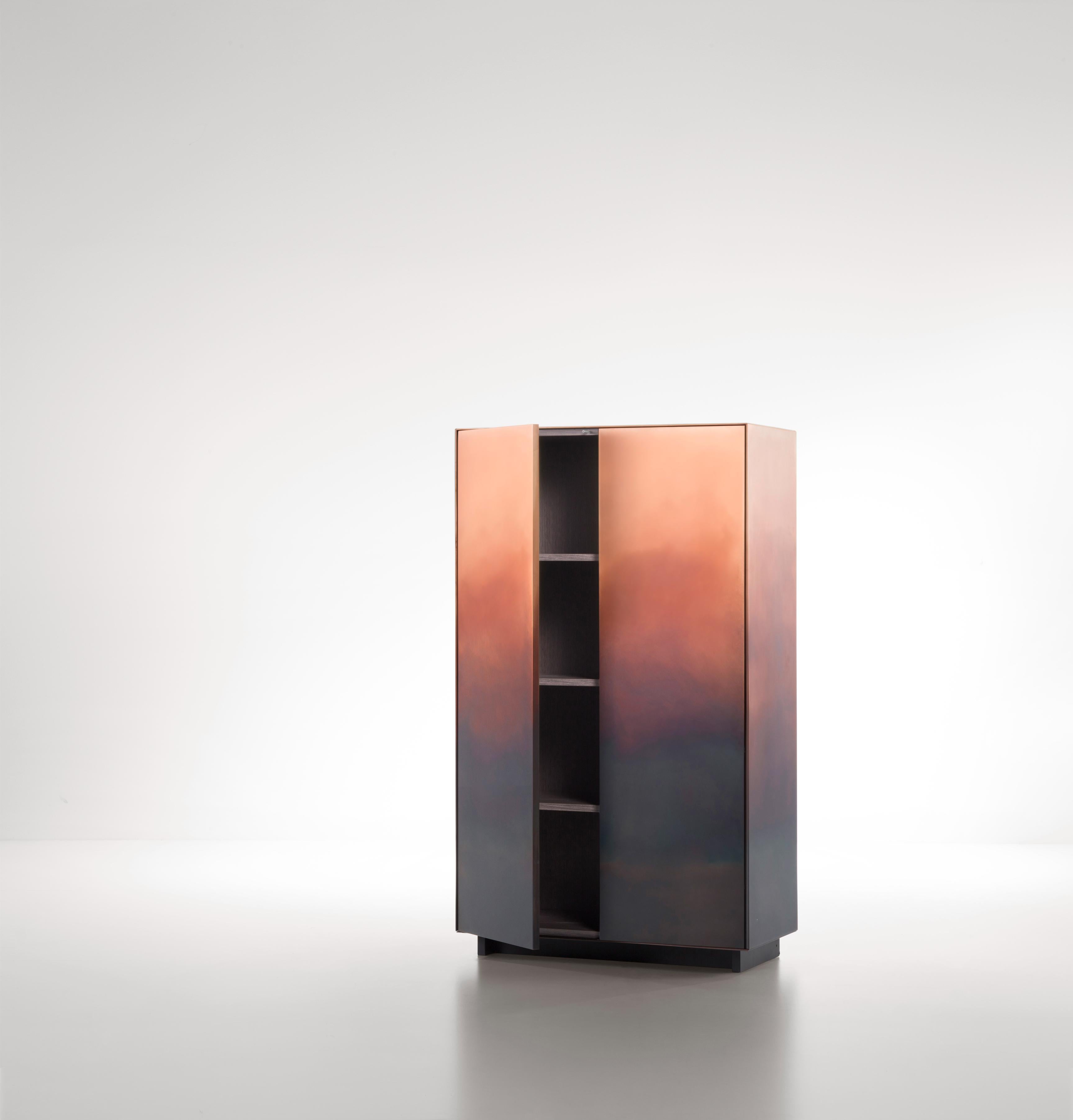 Mobiletto Marea di De Castelli
Dimensioni: L 90 x P 45 x H 155 cm
Materiali: Rame DeMarea, legno di quercia Titanium Wood
Sono disponibili anche versioni in ottone e in acciaio inox. Contattaci per qualsiasi richiesta.

Le tracce del tempo sono
