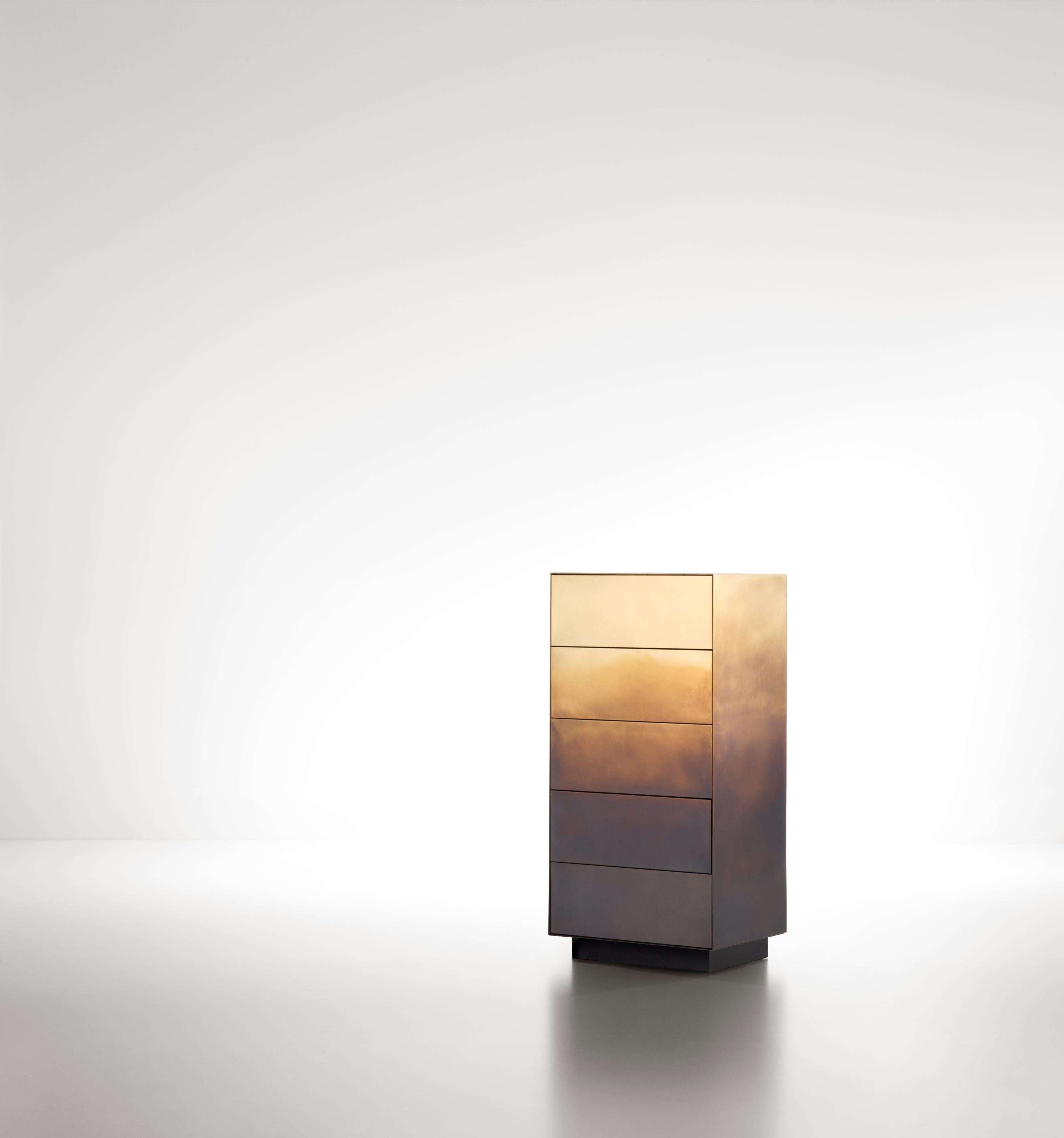 Cassettiera Marea di De Castelli
Dimensioni: L 55 x P 45 x H 113 cm
Materiali: Ottone DeMarea, legno di quercia Titanium Wood
Sono disponibili versioni in rame e in acciaio inossidabile. Sono disponibili anche versioni a due, tre, quattro, sei e