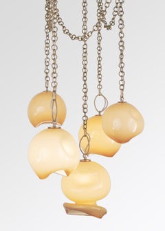 Marea Fünfflammiger Kronleuchter: Satiniertes Messing/Bernsteinglas von Avram Rusu STUDIO