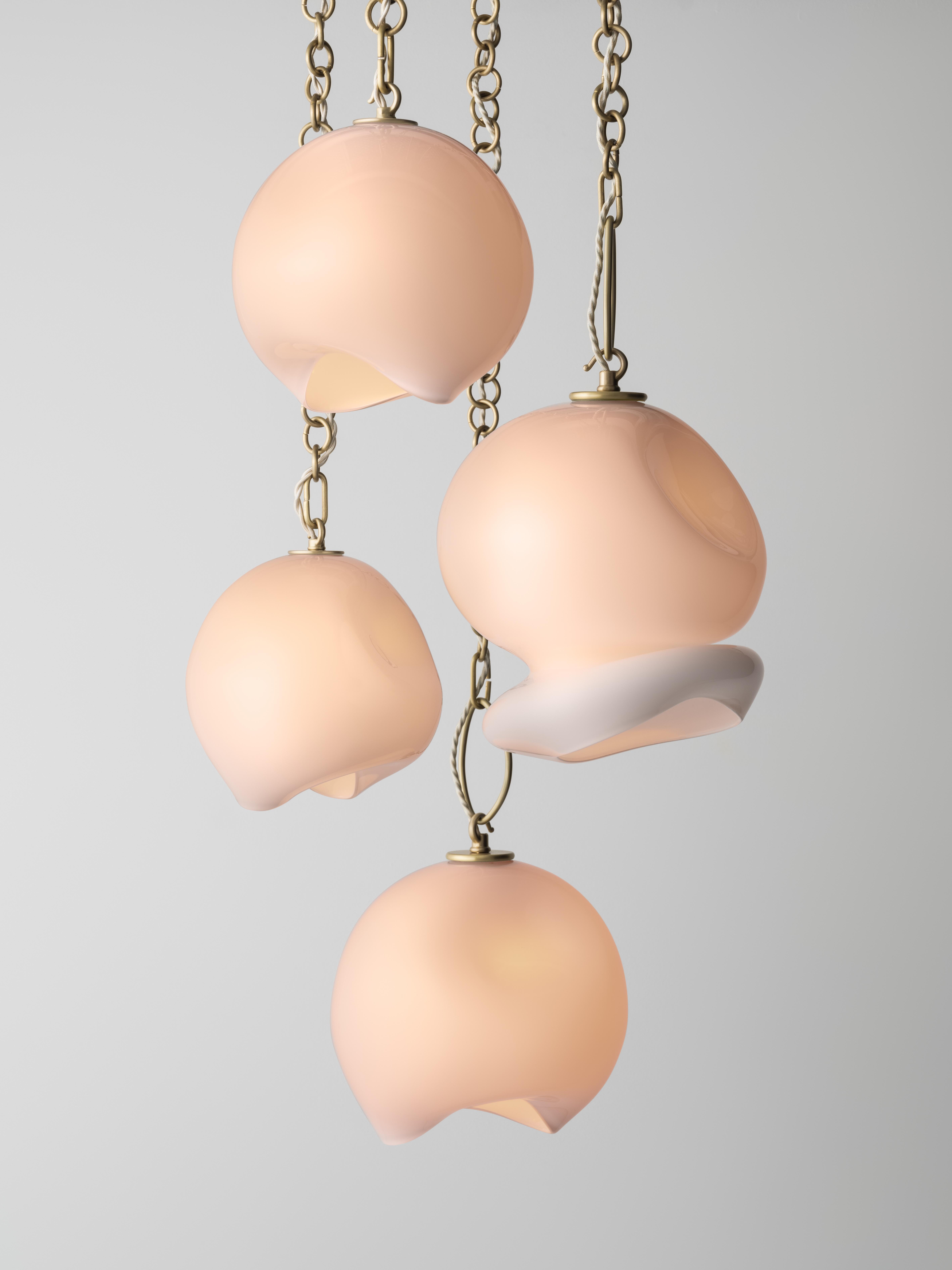 Marea Kronleuchter mit vier Hängern: Satiniertes Messing/weißes Glas von Avram Rusu STUDIO (Moderne) im Angebot
