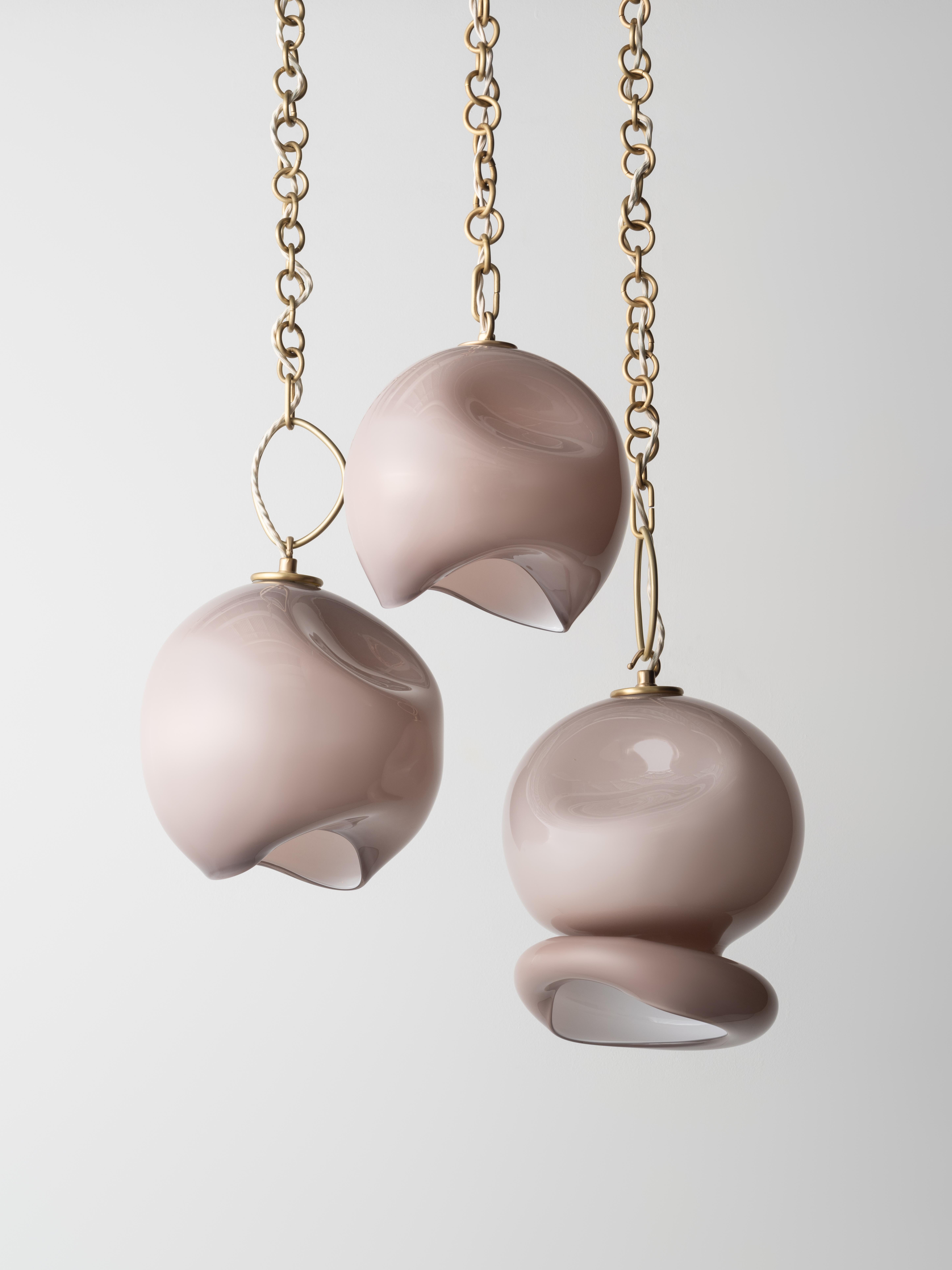 Marea Kronleuchter mit vier Hängern: Satiniertes Messing/weißes Glas von Avram Rusu STUDIO (Gebürstet) im Angebot