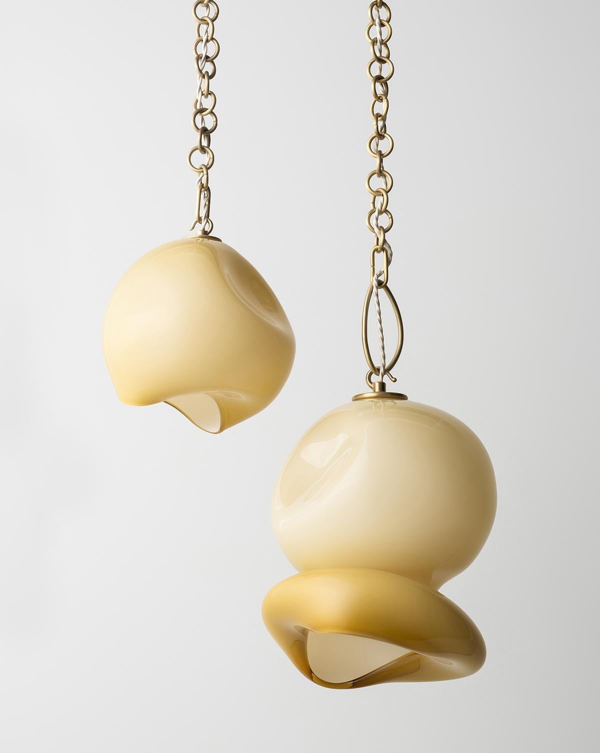 Marea Kronleuchter mit vier Hängern: Satiniertes Messing/weißes Glas von Avram Rusu STUDIO im Zustand „Neu“ im Angebot in Brooklyn, NY