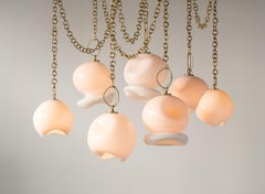 Marea Kronleuchter mit sieben Pendeln: Satiniertes Messing/weißes Glas von Avram Rusu STUDIO