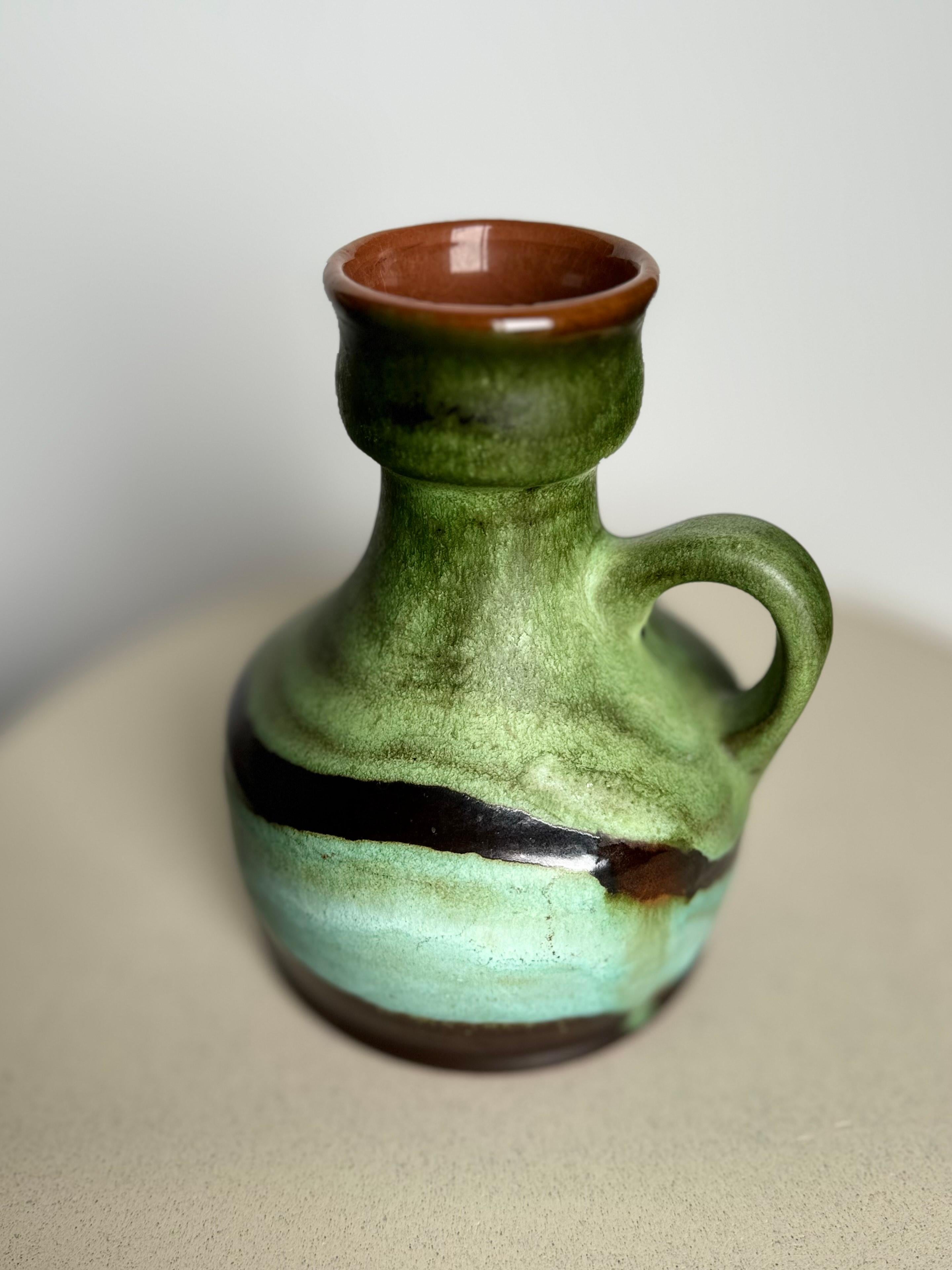 Schöne Vase von Marei Keramik, Westdeutschland - Modell 3050

Beschreibung:
Für Sammler und Einrichtungsliebhaber! Wir verkaufen eine seltene und schöne Vase von Marei Keramik, Westdeutschland, Modell 3050. Diese einzigartige Vase ist eine Ikone der