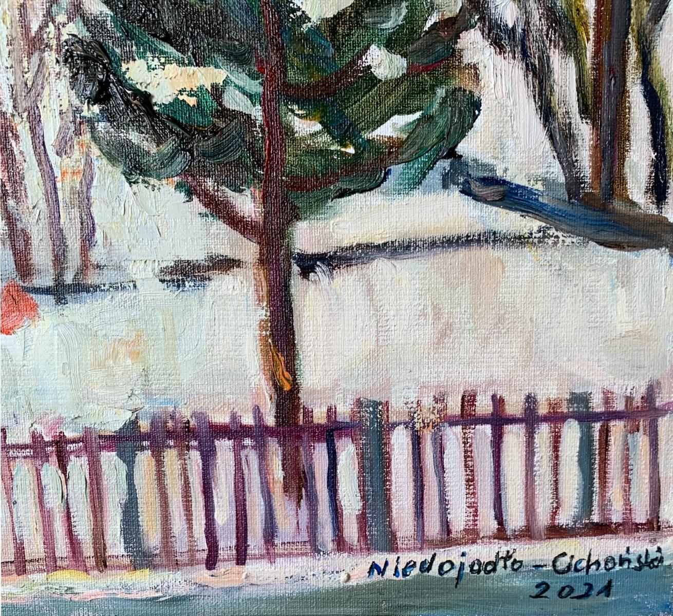 Paesaggio contemporaneo dipinto a olio su tela dall'artista polacco Marek Niedojadlo-Cichonski. Il dipinto raffigura uno scenario invernale in una zona rurale. Ci sono alcune case di legno, alberi e un uomo che sta spalando la neve. Il tratto di