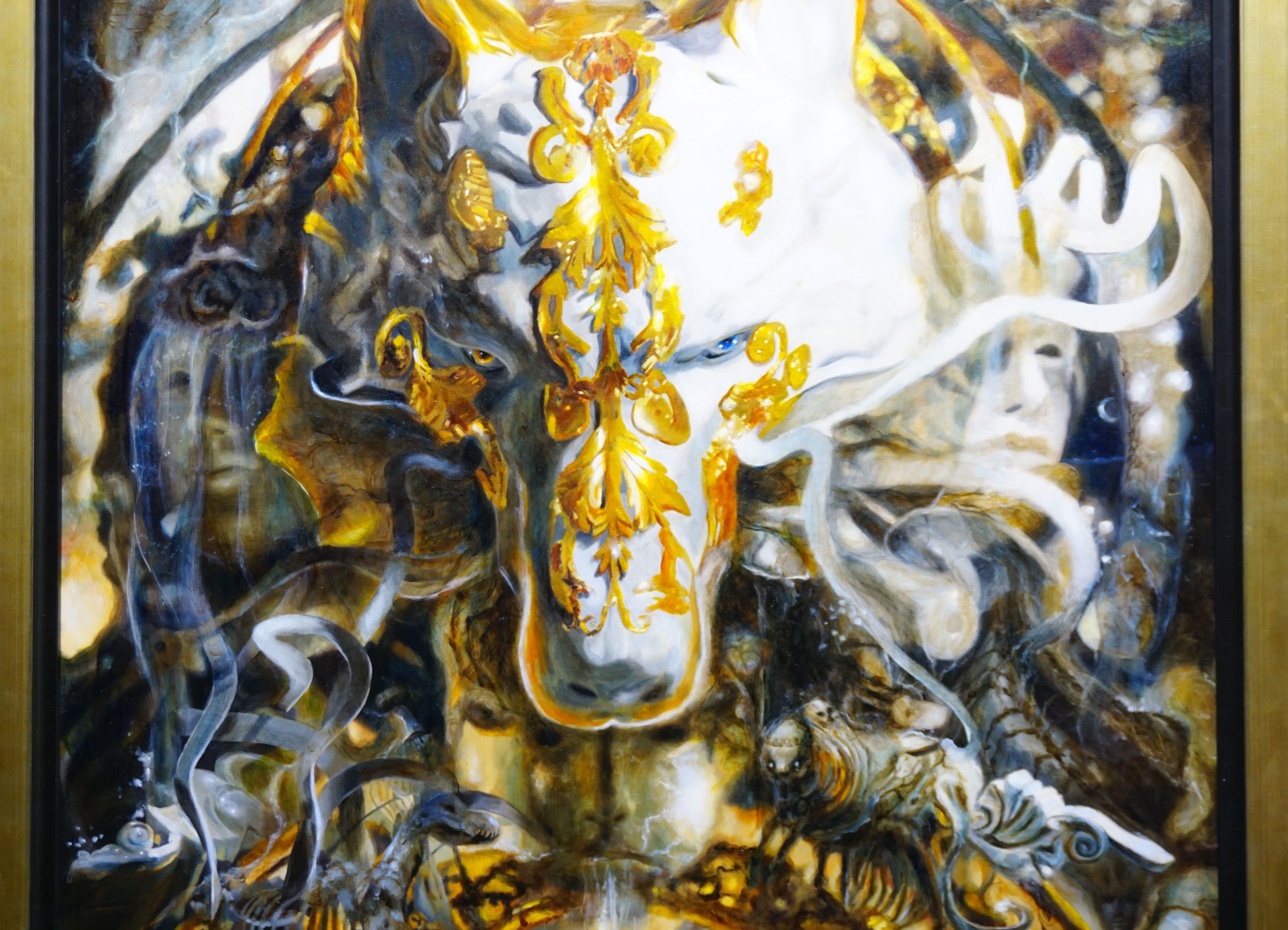 Dieses Bild zeigt einen weißen, marmorartigen Wolfskopf mit goldenen Ornamenten, der Stärke, Unsterblichkeit und Adel symbolisiert. Seine lebendigen Augen, ein blaues für Spiritualität und Ruhe, das andere golden für Weisheit und Macht, blicken den
