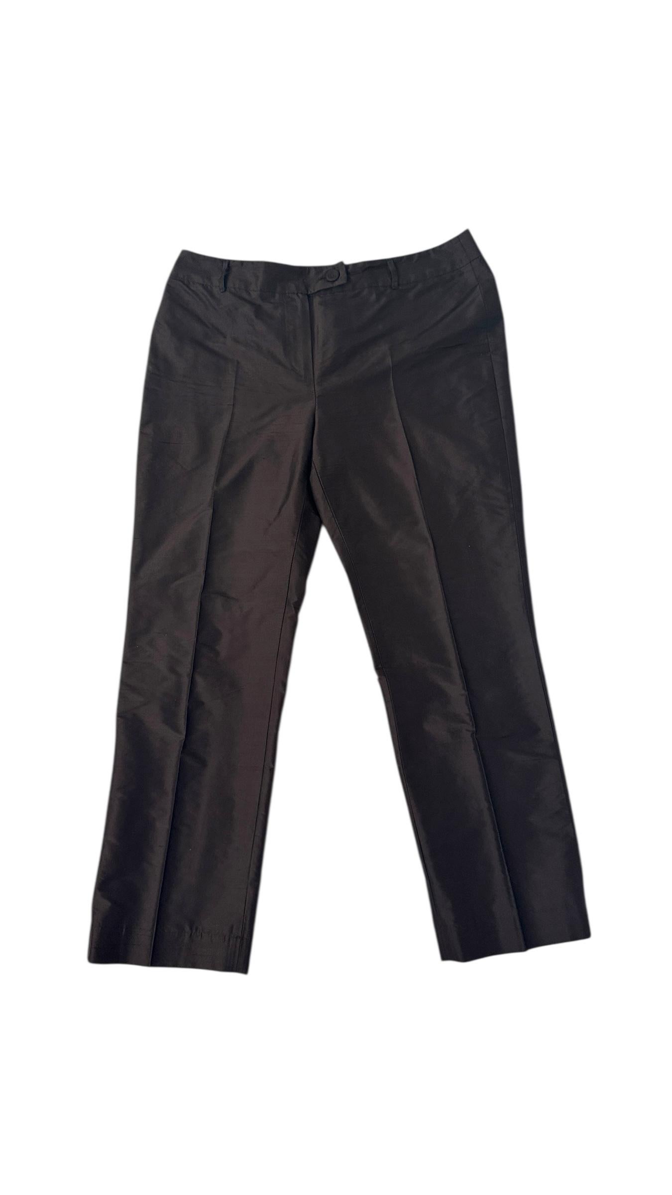 Diese elegante Marella-Hose ist aus 100% reiner Seide gefertigt und verkörpert die raffinierte Qualität und mühelose Raffinesse, für die italienische Mode bekannt ist. Die in Italien gefertigte Hose zeichnet sich durch eine schlanke, gerade Beinform