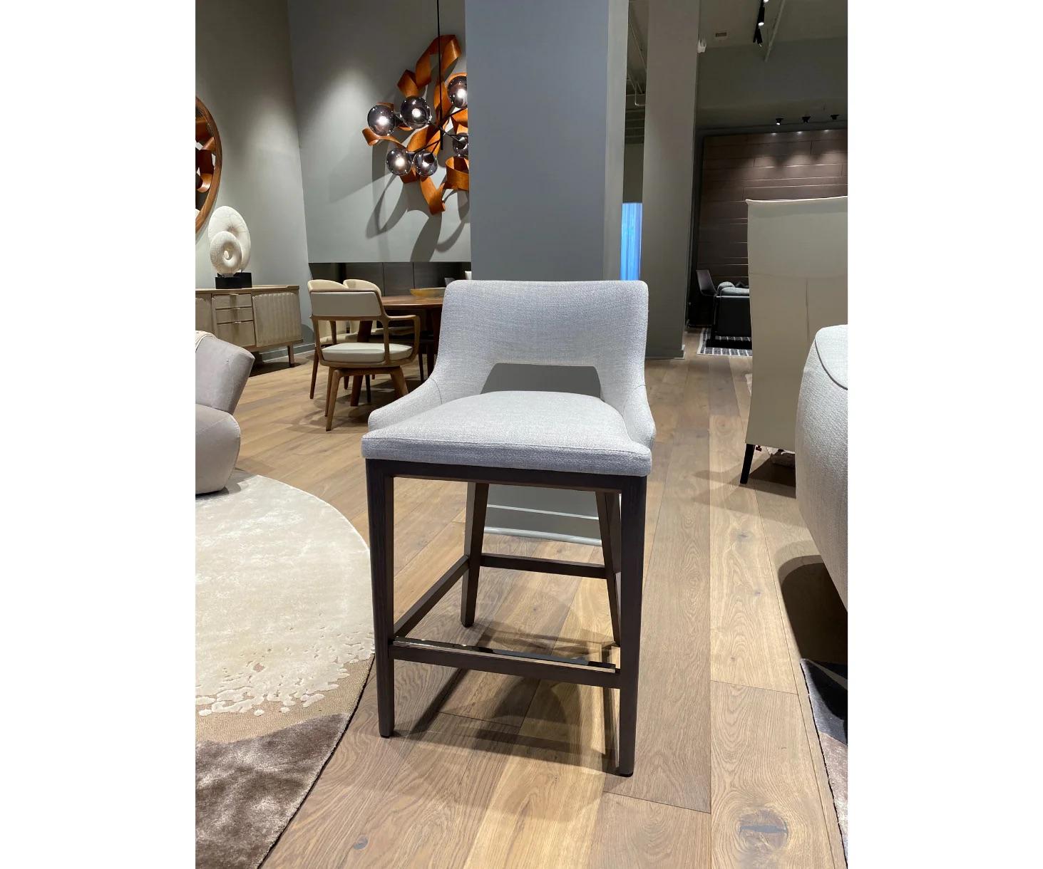 Barhocker von Marelli Design, der sich durch sein modernes Design und die besondere offene Rückenlehne auszeichnet.
Der Sockel ist aus Eiche und der Bezug aus Stoff.

Ausführung: Stoff CAT. E Tulsa 03. Füße: Eiche Holzkohle gebeizt.
