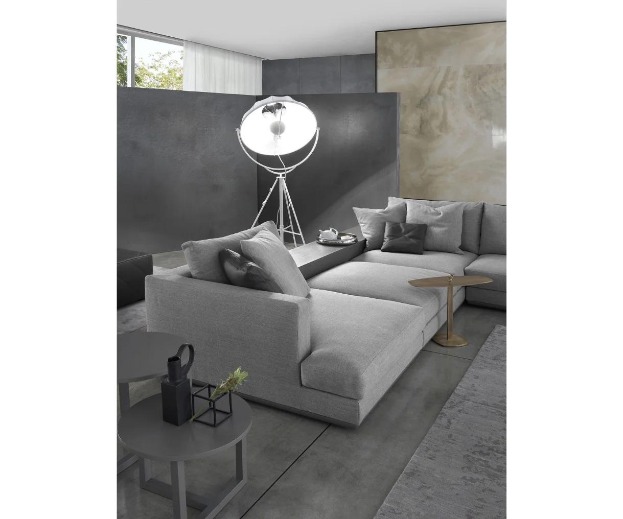 Metal server table to put near the sofa in order to have a support surface. Available in brushed antique gold metal.