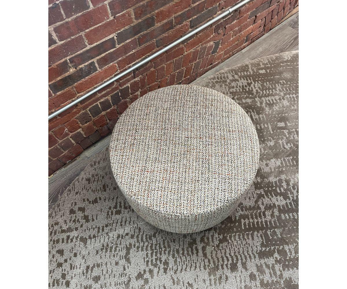 Cadre en bois massif et contreplaqué avec des bandes élastiques entrelacées. Assise garnie de mousse de polyuréthane d'une densité de 40 kg/m³, recouverte de dacron. Dossier garni de mousse de polyuréthane, recouvert de dacron.