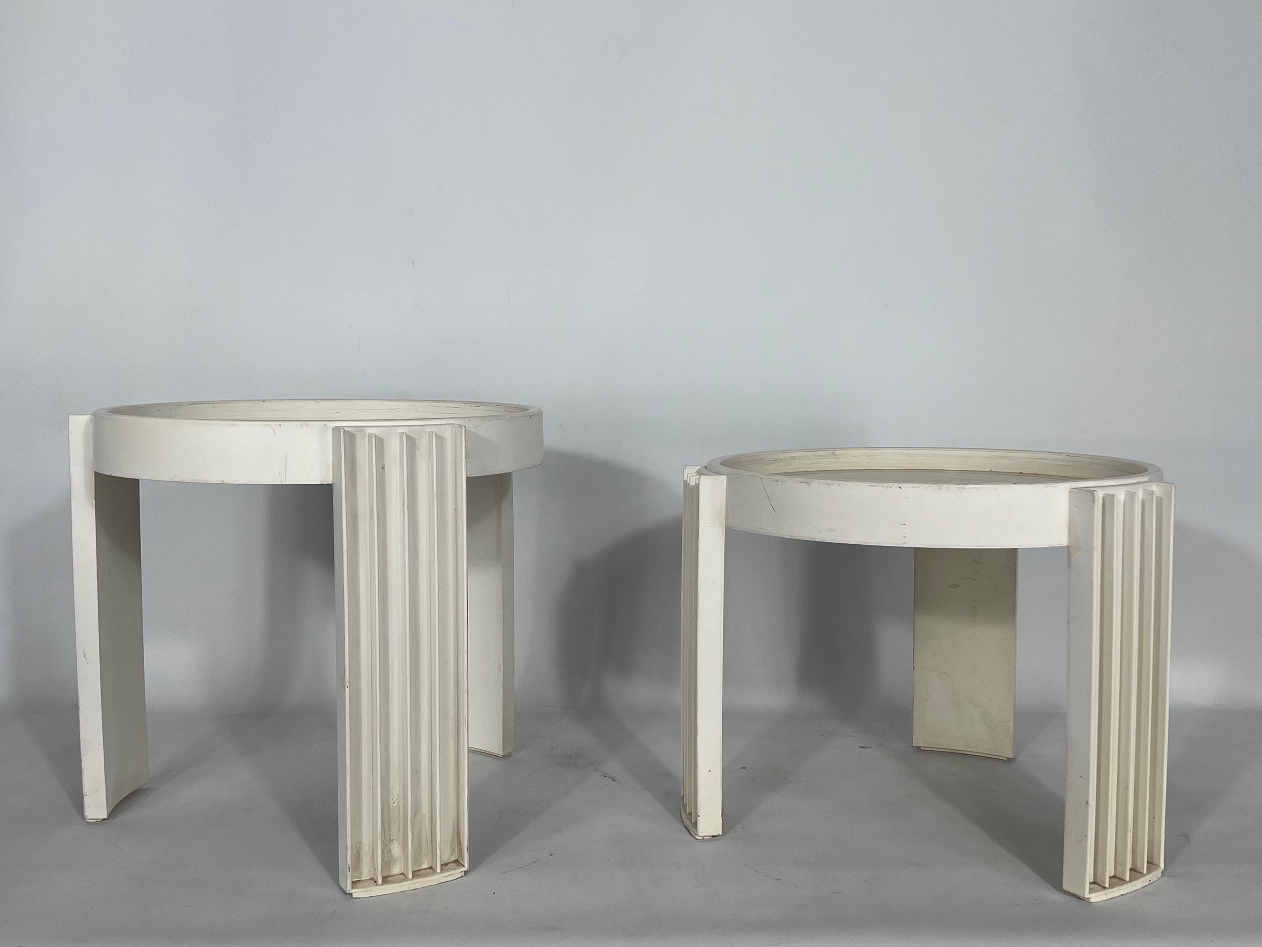 Fairen Zustand mit offensichtlichen Spuren von Alter und Nutzung für diesen Satz von zwei Kunststoff-Nesting-Tabelle Modell Marema, entworfen von Gianfranco Frattini und produziert von Cassina in den 60er Jahren.