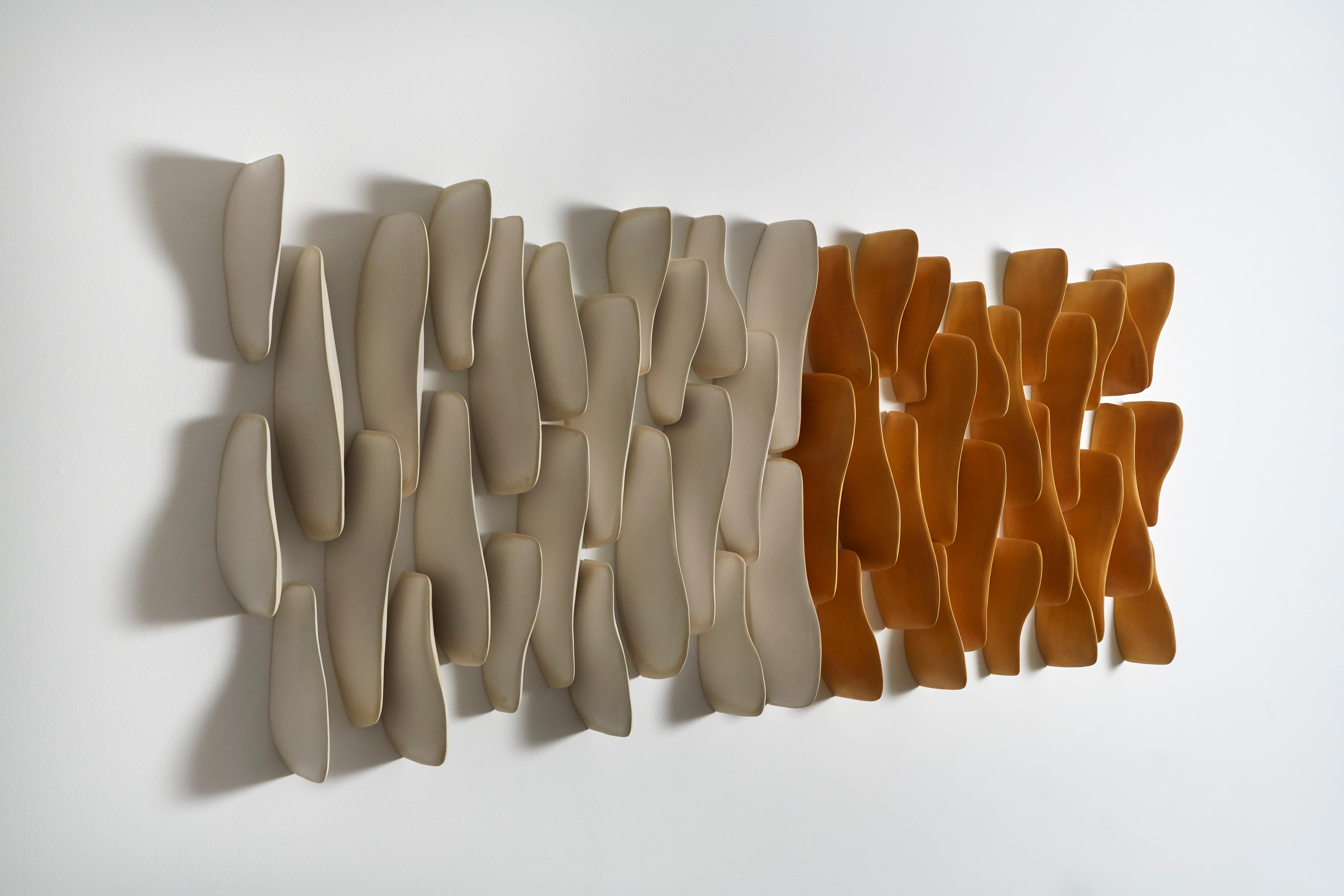 Almohada Onda Campo I - Abstract Sculpture Gris de Maren Kloppmann
