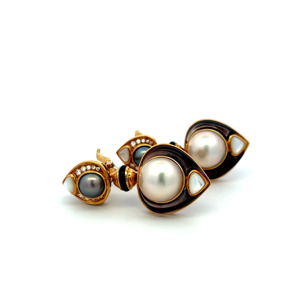 Boucles d'oreilles pendantes en or jaune 18 carats avec perles et diamants et accents en émail noir Marena B en vente 5